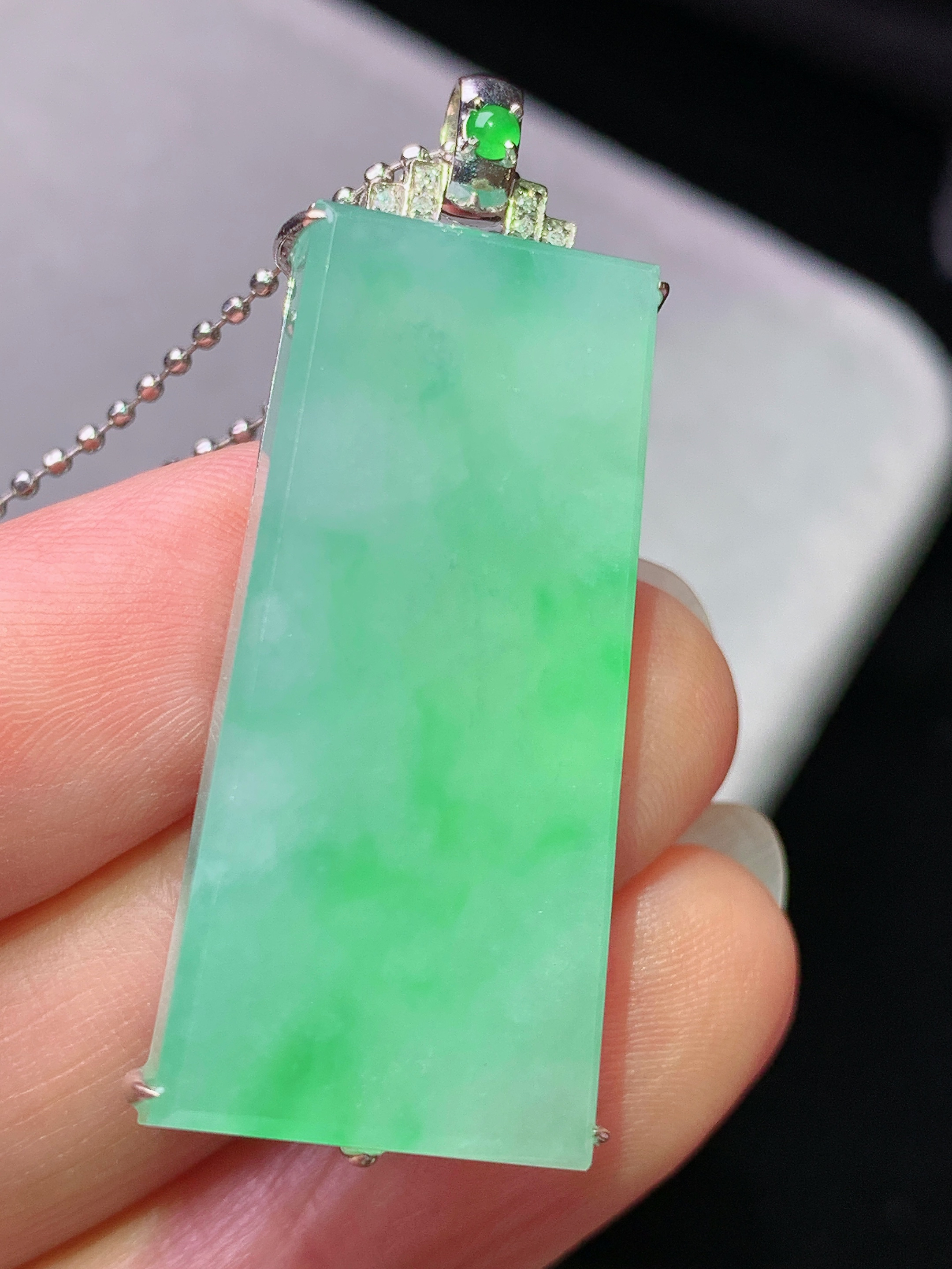 18k金钻镶嵌冰飘阳绿无事牌吊坠 玉质细腻 色泽艳丽清新 水润亮眼 整体尺寸42*15.8*8.3yz