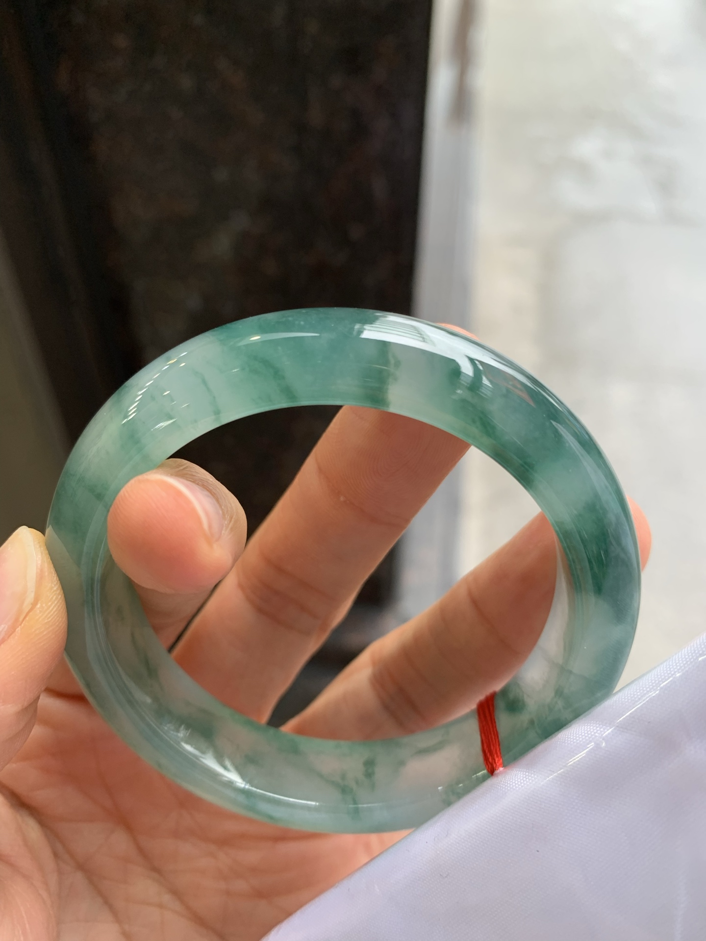 正圈冰种飘花，有纹、有裂，尺寸：55.5/12.9/8.7，花色漂亮