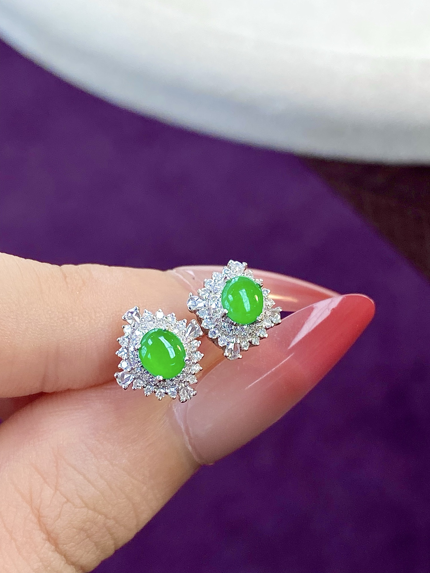 ️冰种阳绿蛋面耳钉，让翡翠误入耳饰的美貌，气质显白利器，让你在任何场合从容自信：10.4/9.7/6.7，裸石：4.9-4.2-2.2mm，无裂。