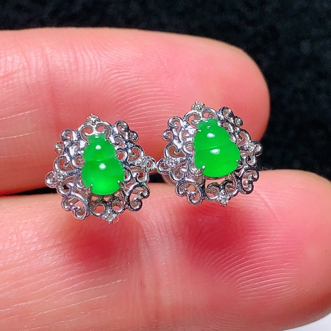 ️18k金镶嵌冰种阳绿葫芦耳钉，种老水头好，又冰又润，饱满无裂：10.4/10.2/5.4mm，裸石：5.5/3.7/2.3mm，编号