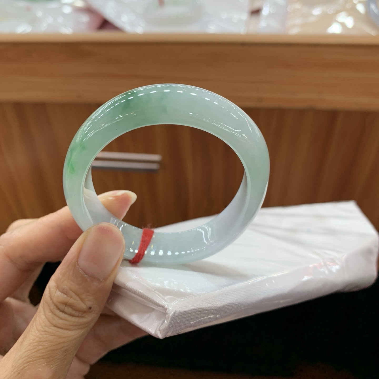 飘绿贵妃翡翠手镯
55-46.4-12.7-7.2..