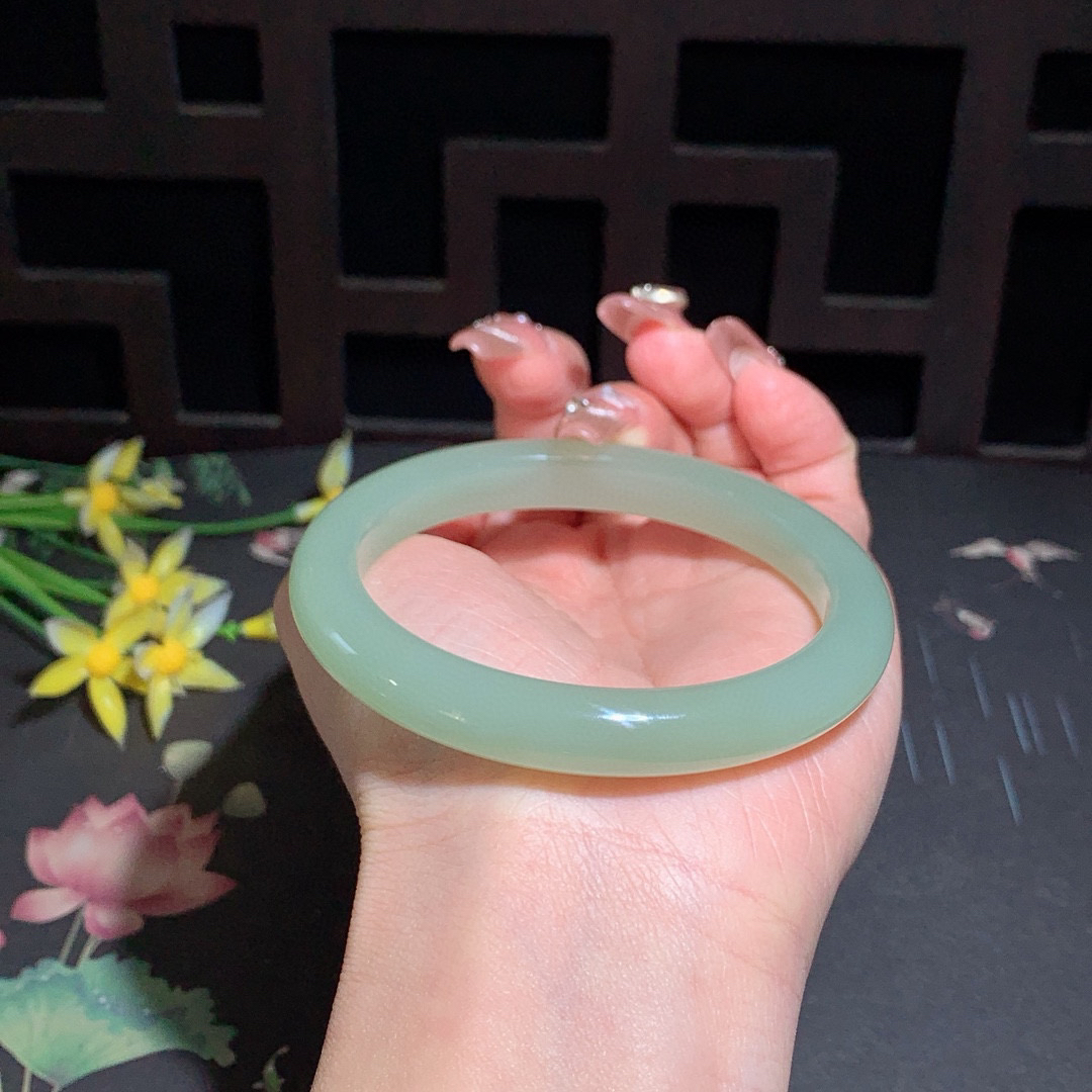 和田玉60圈晴水色手镯！清水色！玉质细腻油润 底色纯净 无裂无杂 脂粉好，品质高。
