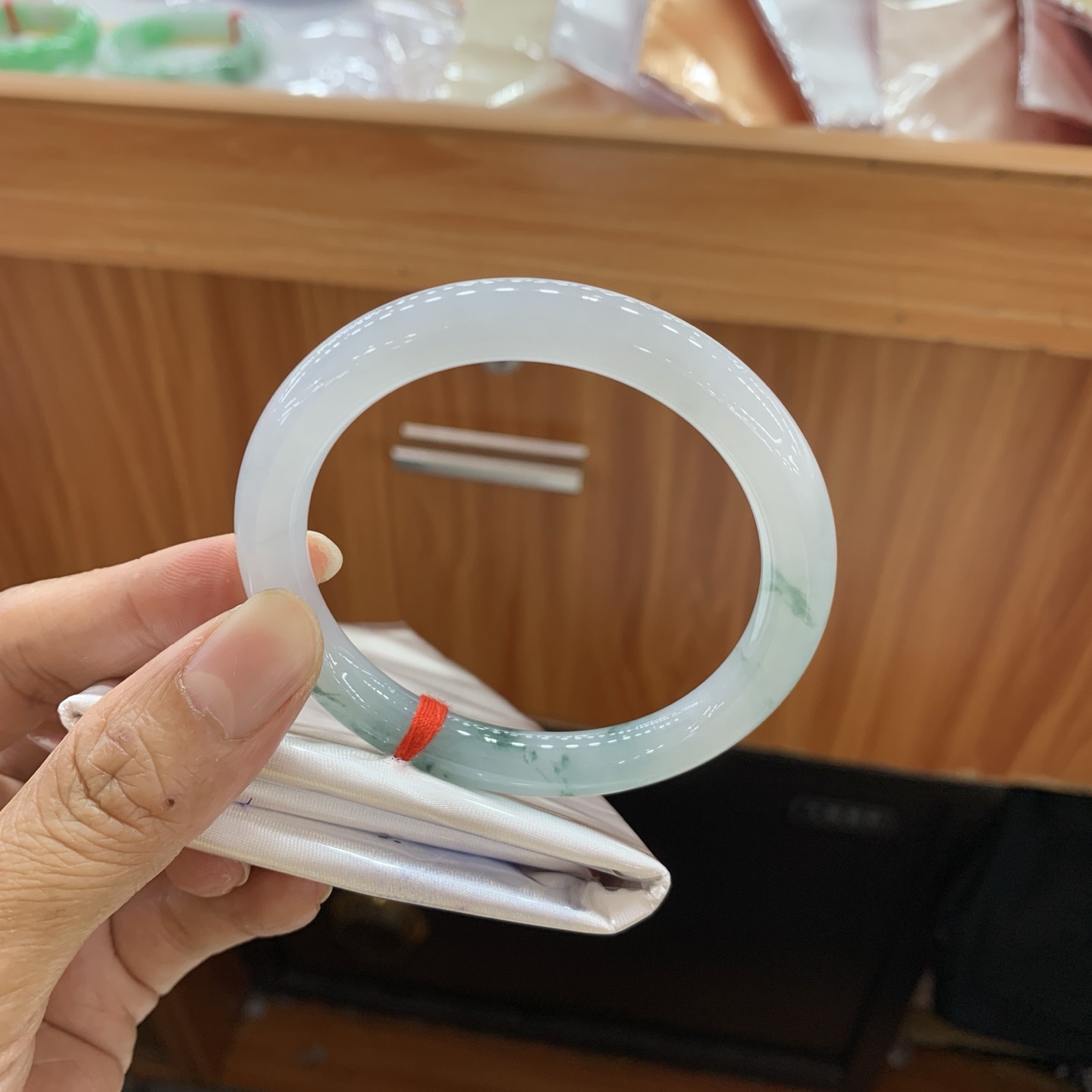 042805FN，冰种飘花小圆条翡翠手镯，55.5-8.9-8.7，编号042805FN