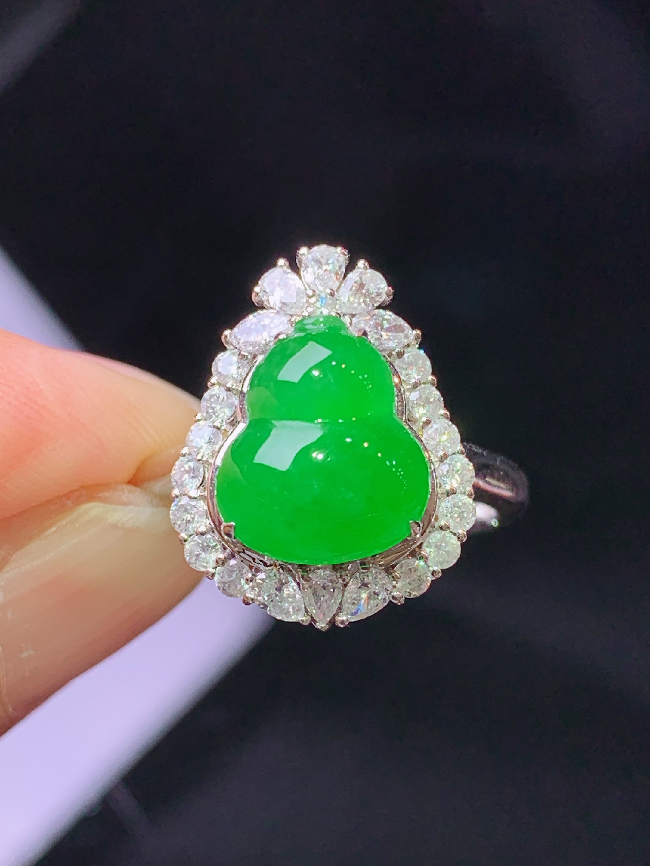 18k金钻镶嵌冰阳绿葫芦戒指 玉质细腻 色泽艳丽清新 水润亮眼 圈口13.5 整体尺寸17*13.5