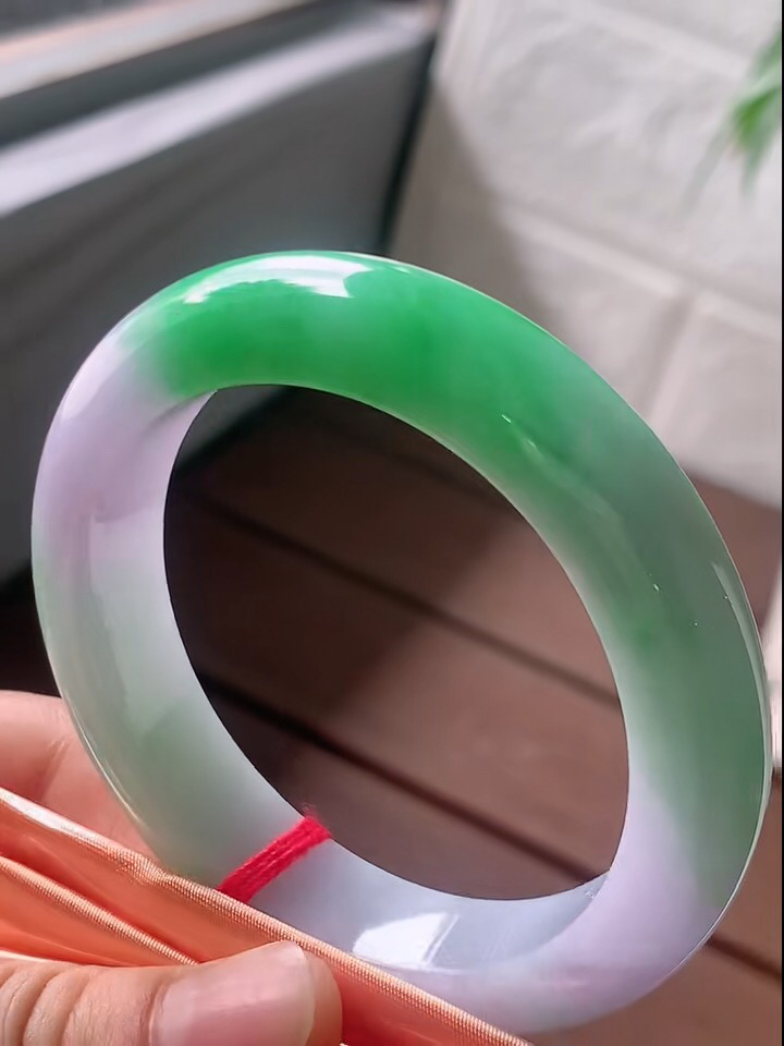 【翡翠名称】老坑种春带彩阳绿正圈口手镯
【翡翠尺寸】53/12/8.7mm适合52-54正圈口佩戴
【翡翠描述】宝贝种老水足，玉质细腻，色泽靓丽，性价比高，佩戴效果好！
【其它赠送】权威证书/精美挂绳盒子/支持全国复检