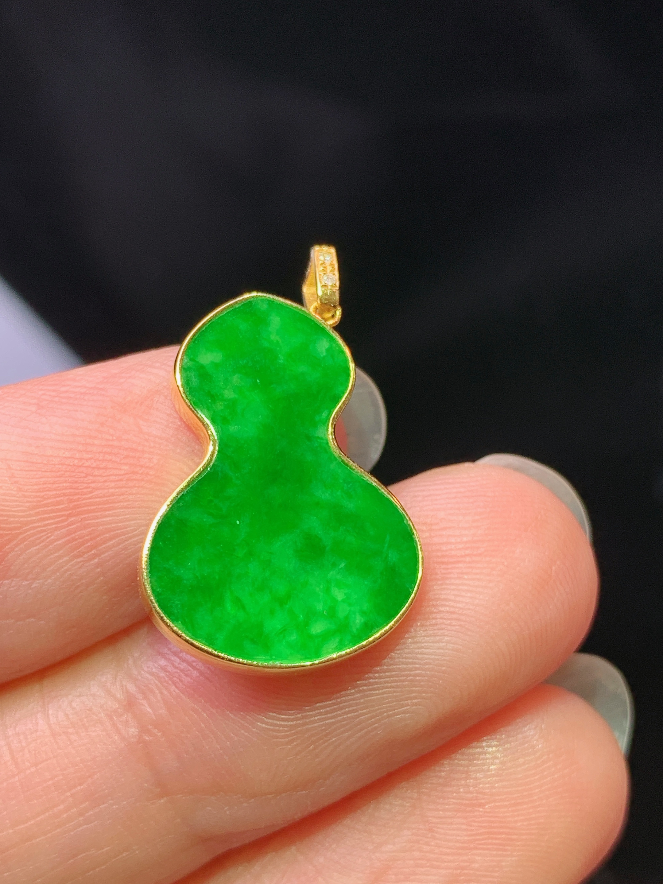 18k金镶嵌满绿葫芦吊坠 玉质细腻 色泽艳丽清新 水润亮眼 整体尺寸22.5*13.8*2.2L4