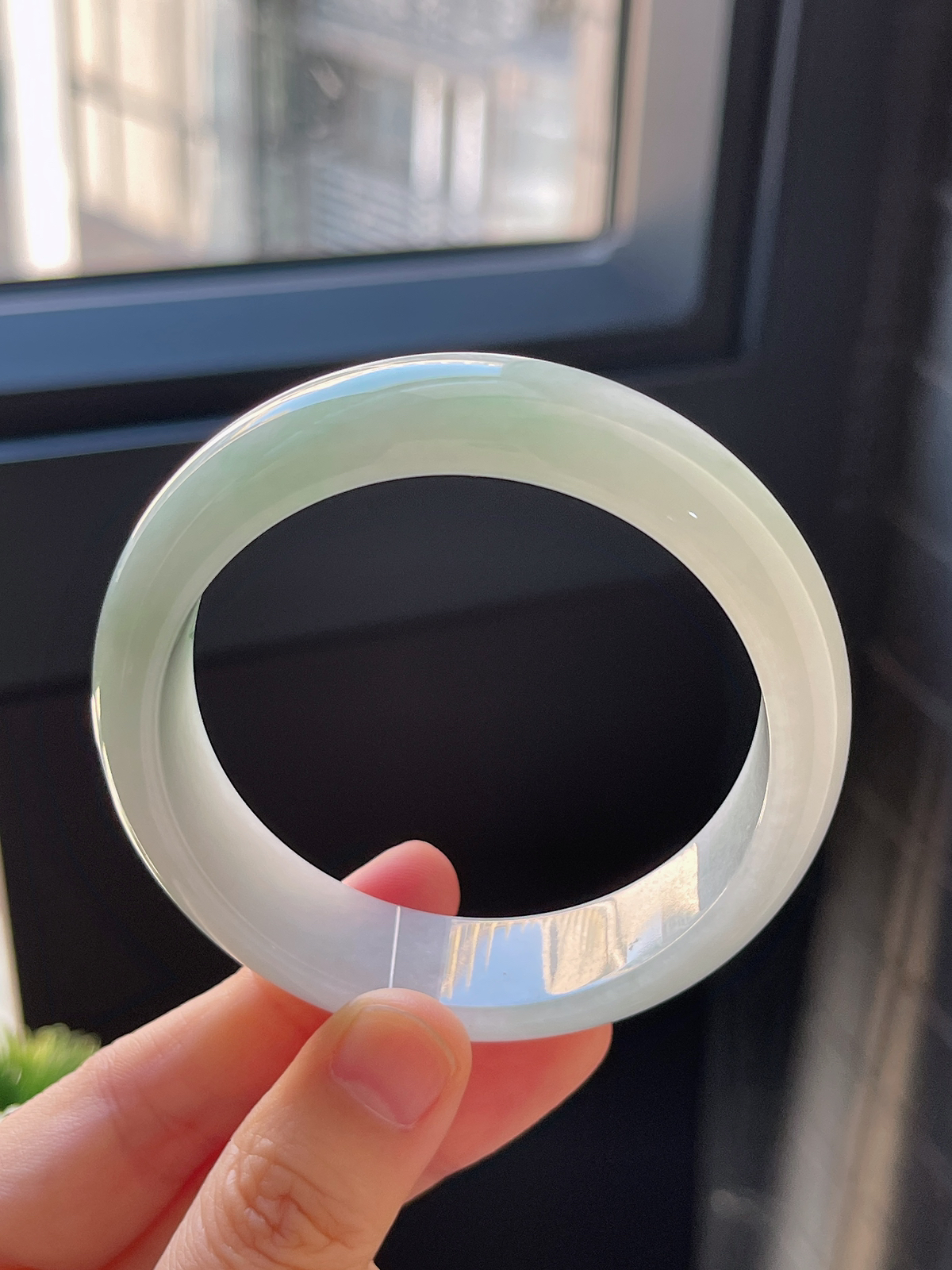 正圈55.5圈口，翡翠糯化种浅绿色手镯