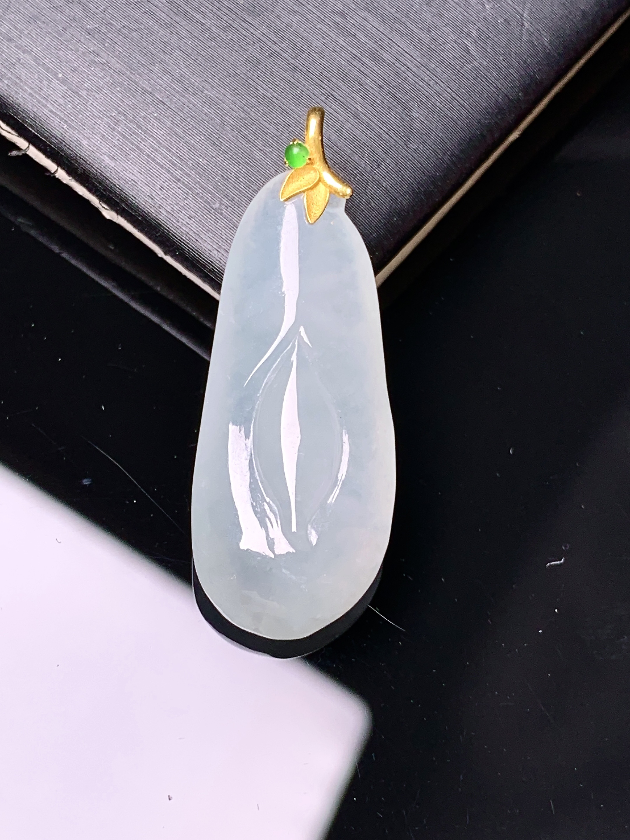 18k金镶嵌冰种花蕾吊坠 玉质细腻 色泽艳丽清新 水润亮眼 整体尺寸32.2*12.2*6.5c1