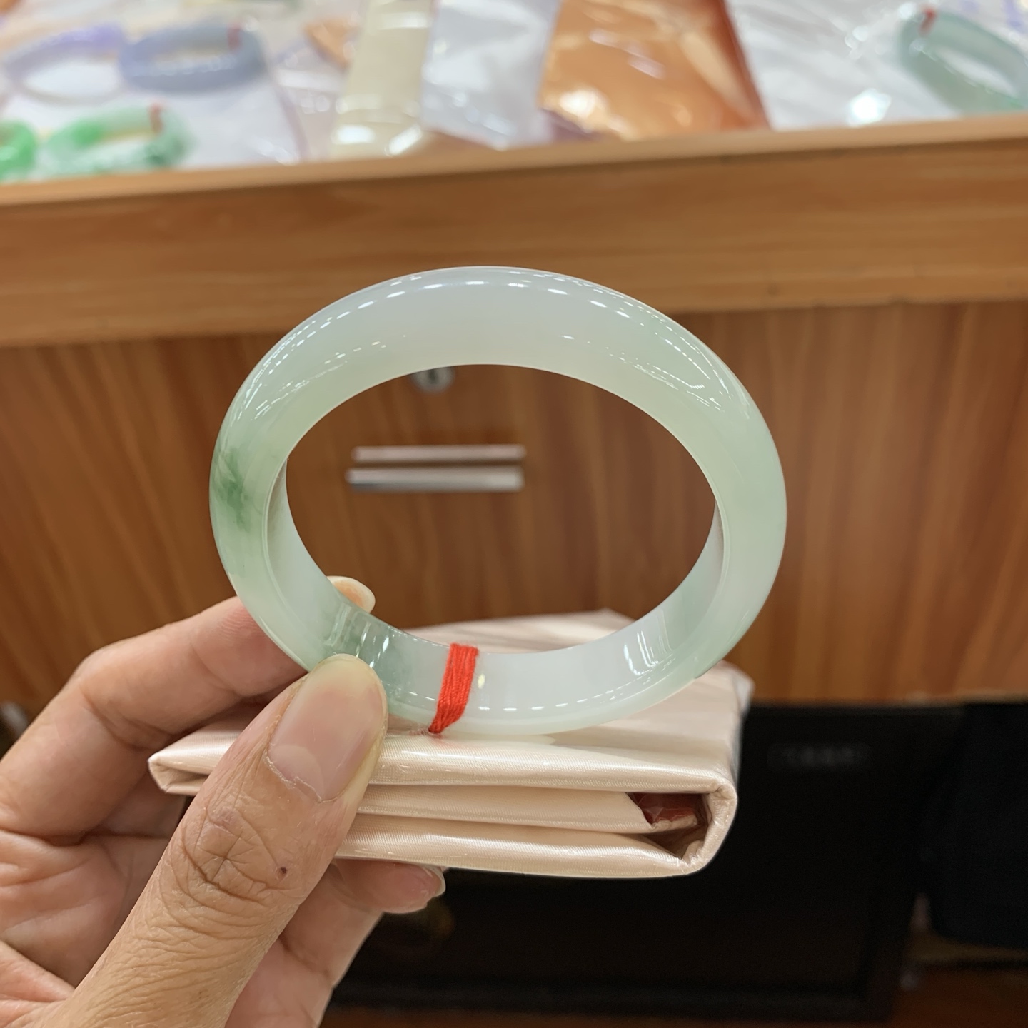 042811FN，冰胶底飘绿花正圈翡翠手镯，55-12.7-7.9，编号042811FN