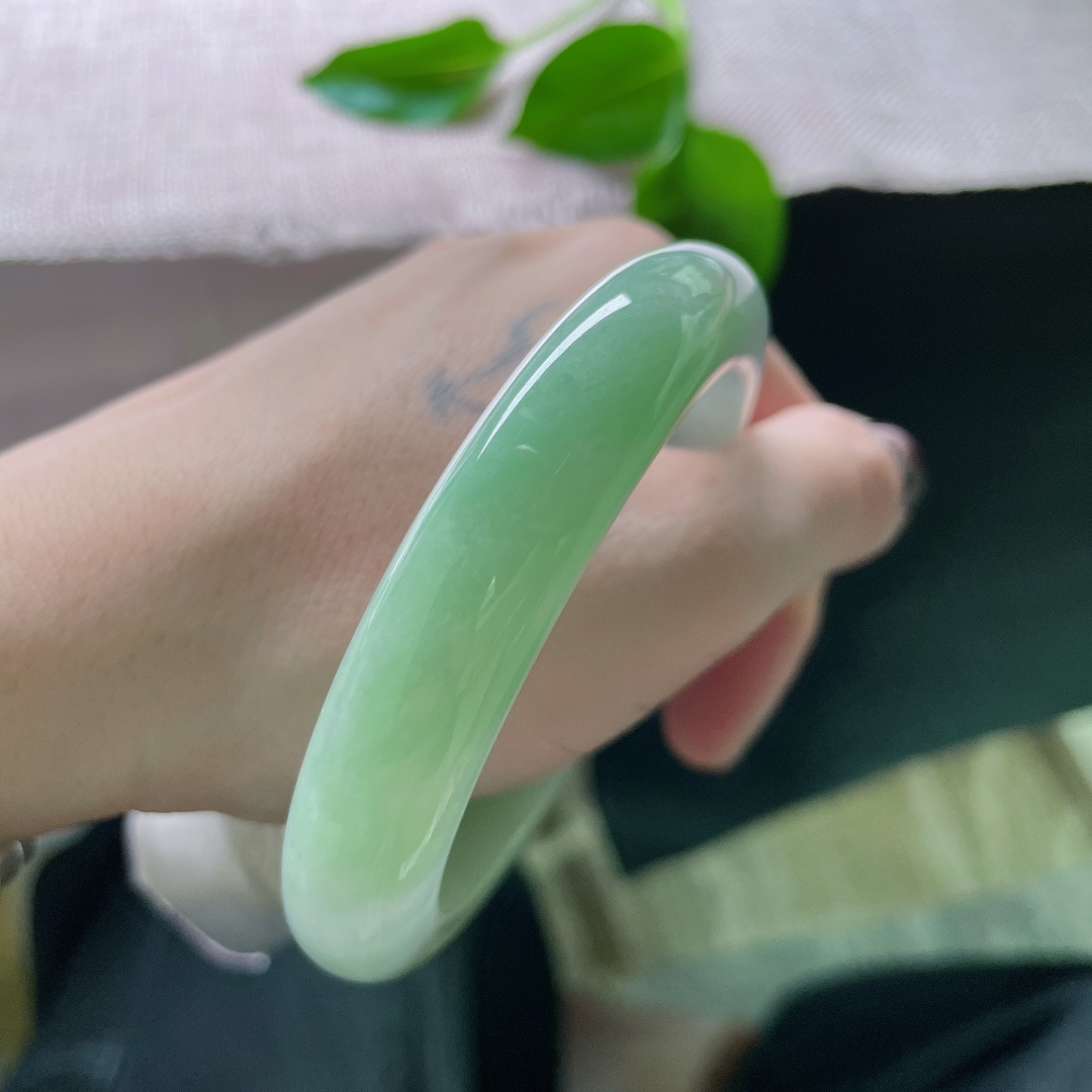 57.3/12.1/9.1，绿底正圈，颜色甜美，娇俏可人，水润细腻，种老，无裂，ss50097a