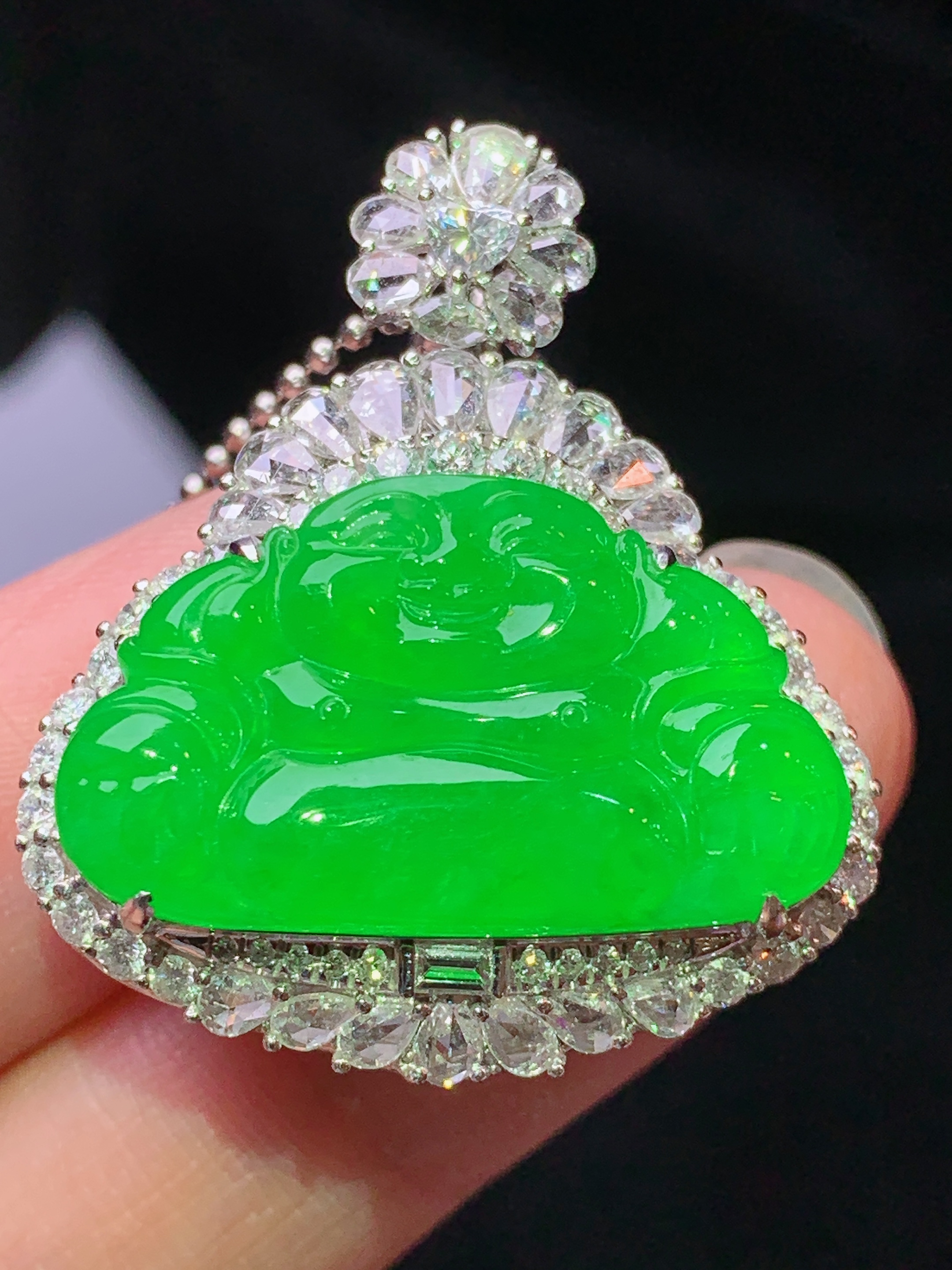 18k金钻镶嵌冰阳绿佛公吊坠 玉质细腻 色泽艳丽清新 水润亮眼 整体尺寸31.5*27*11.8t2