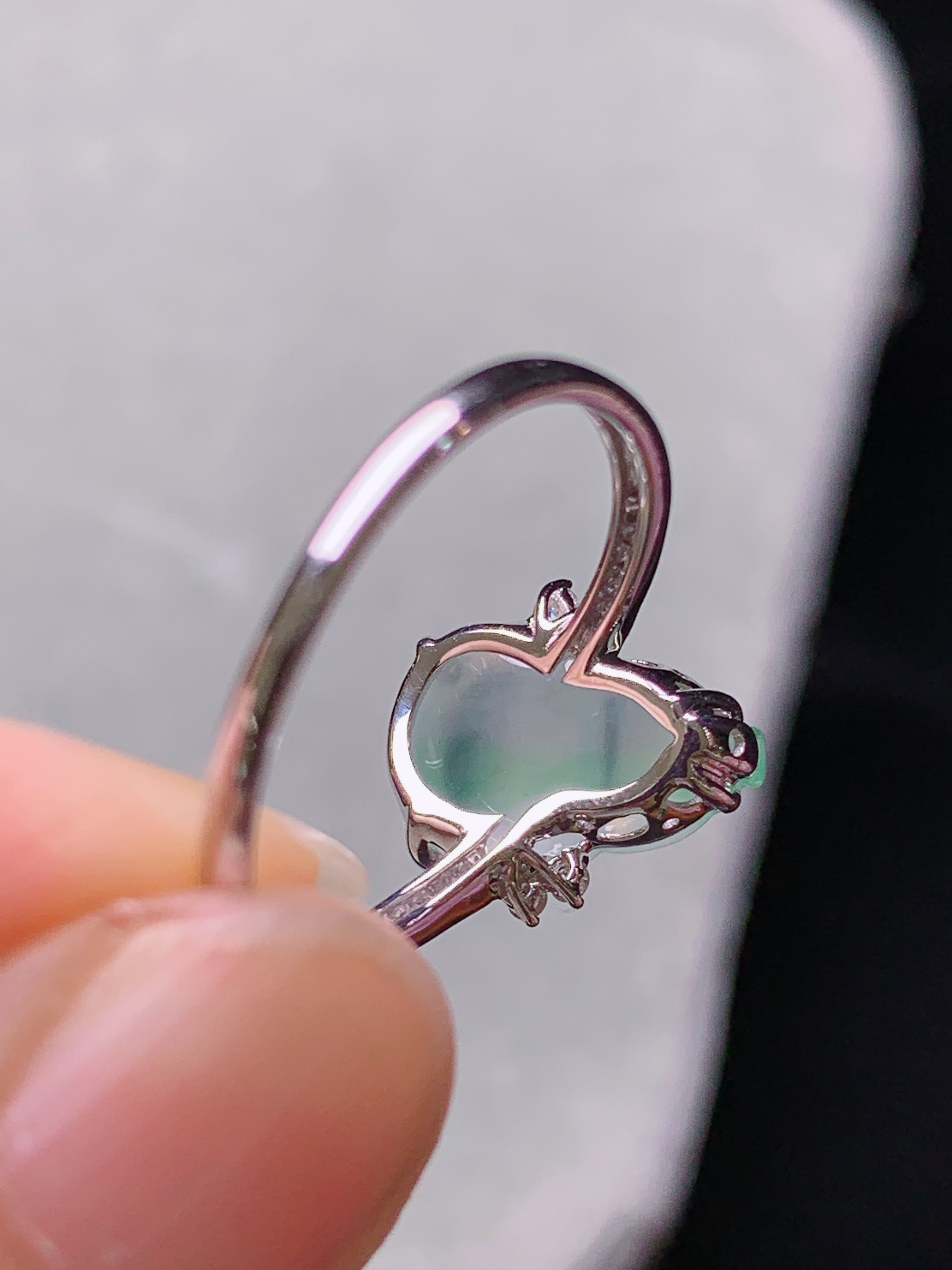 18k金钻镶嵌冰种飘绿葫芦戒指 玉质细腻 色泽艳丽清新 水润亮眼 圈口13.5 整体尺寸11.3*8*3.6g2