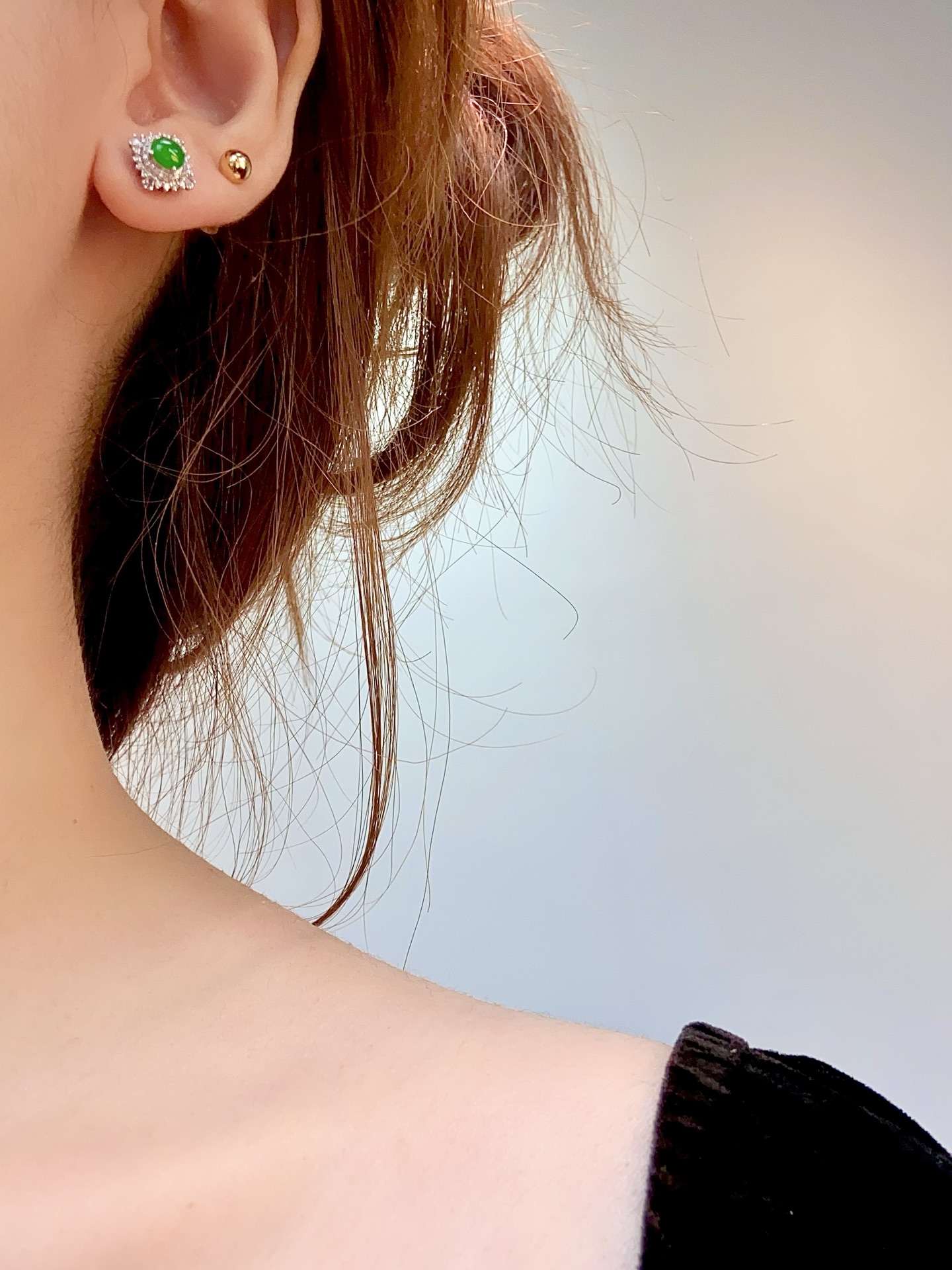 ️冰种阳绿蛋面耳钉，让翡翠误入耳饰的美貌，气质显白利器，让你在任何场合从容自信：10.4/9.7/