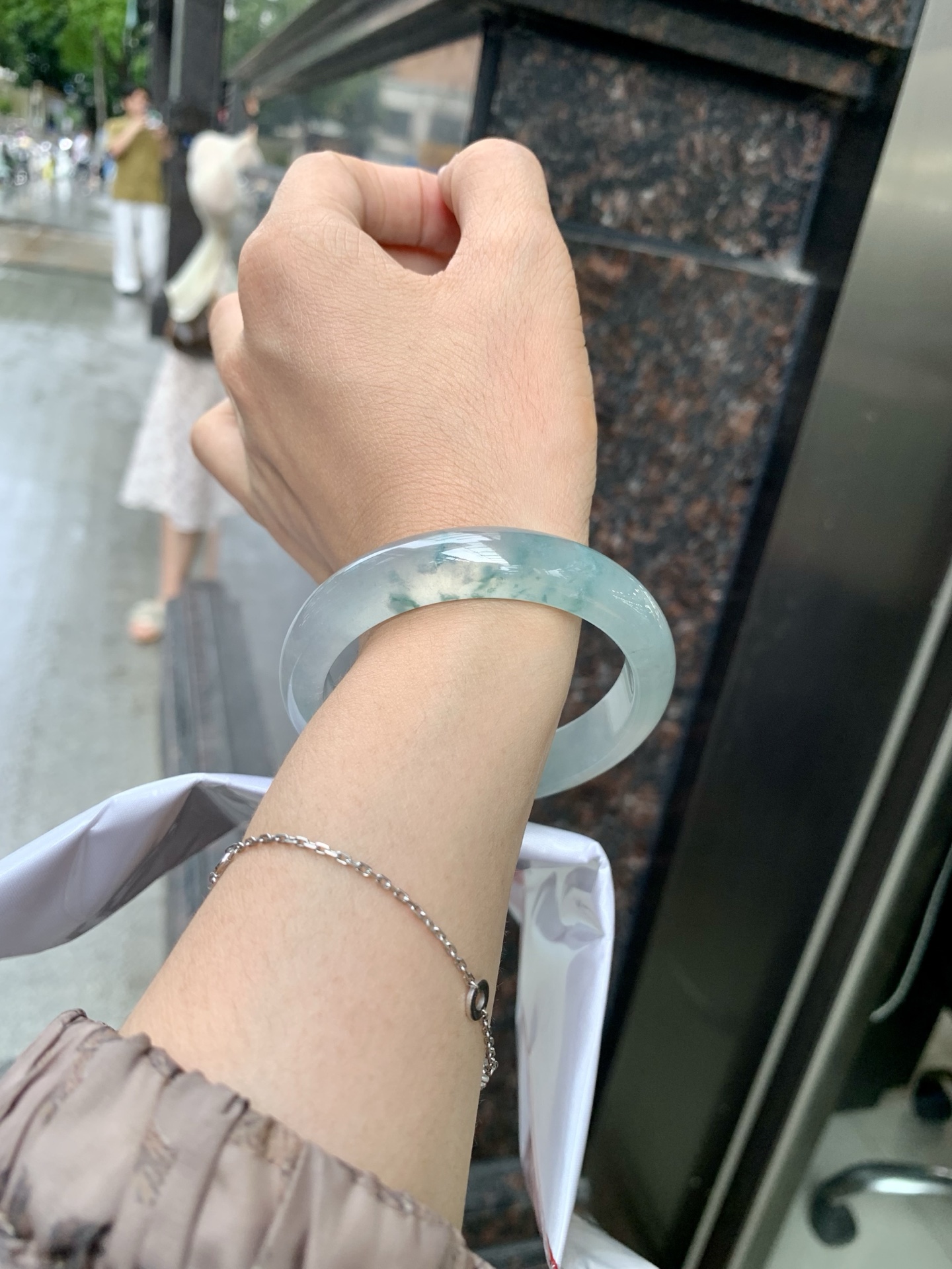 冰飘花正圈，54.3/7.6/12，0429-N579，打灯细纹，底妆冰透起光，蓝花灵动飘逸，勾勒出一幅唯美诗意的山水意境画，古典优雅又秀气