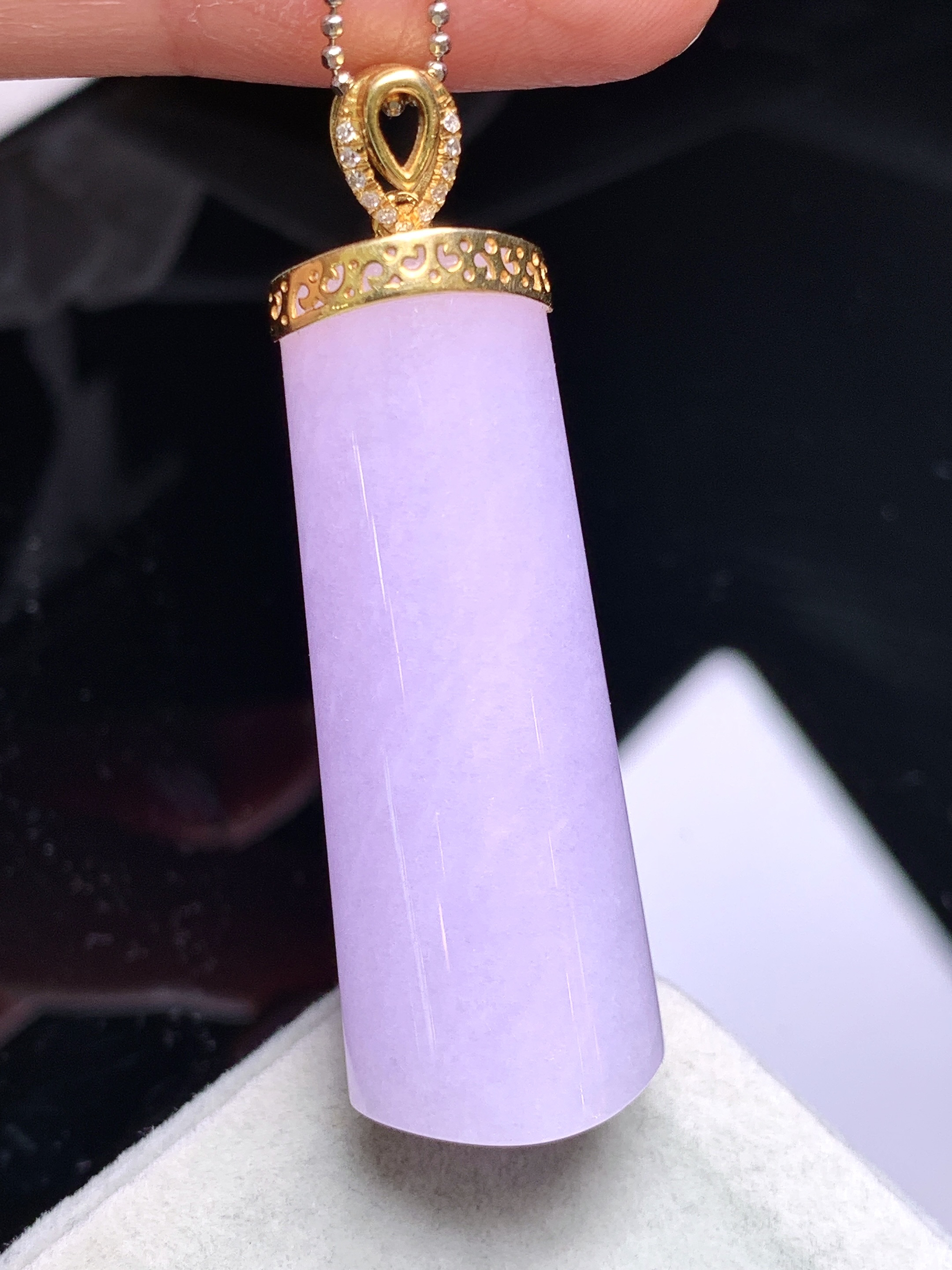 18k金钻镶嵌紫罗兰玉柱吊坠 玉质细腻 色泽艳丽清新 水润亮眼 整体尺寸44.6*14*11.5L4