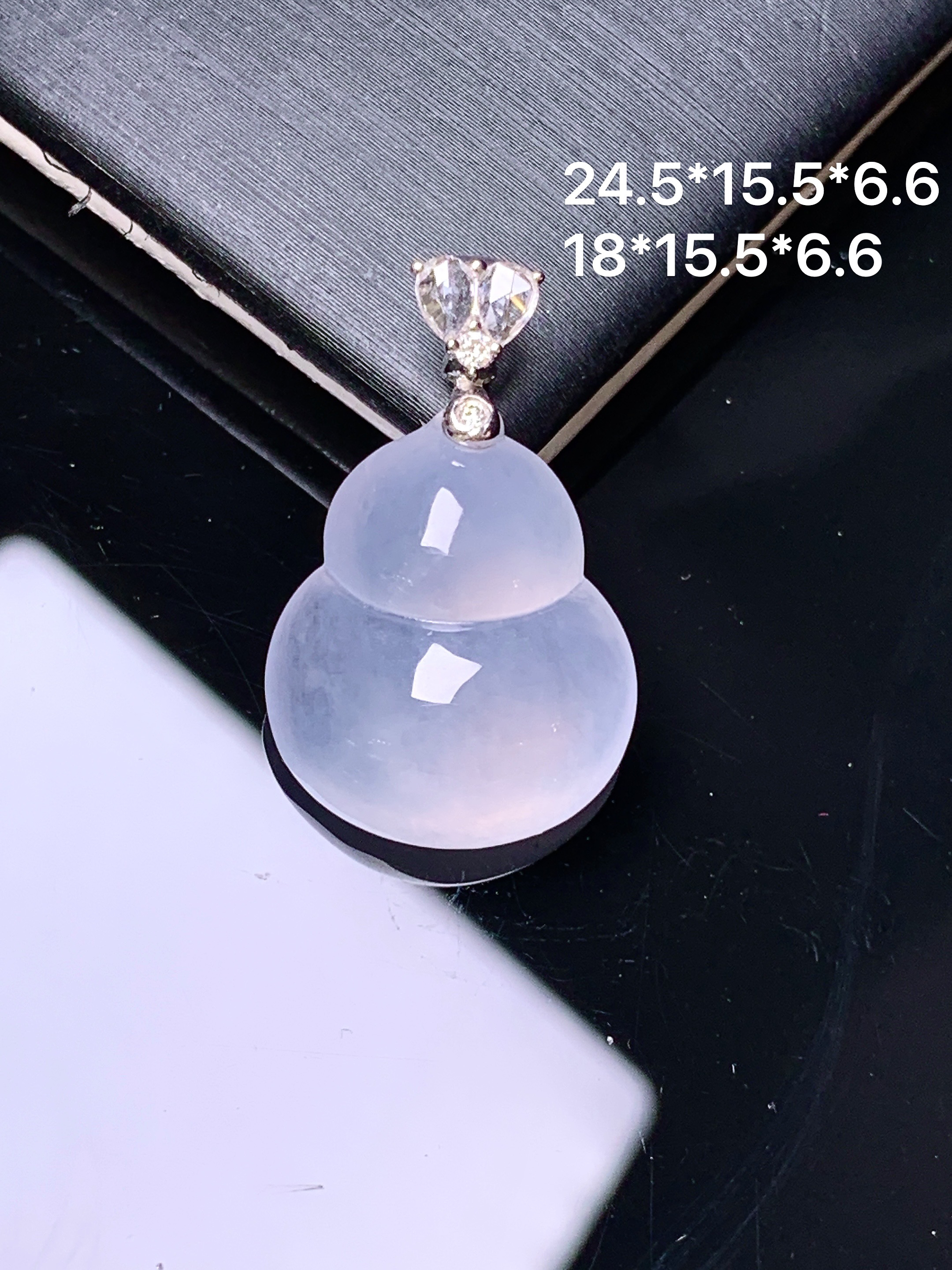 18k金钻镶嵌冰种葫芦吊坠 玉质细腻 色泽艳丽清新 水润亮眼 整体尺寸24.5*15.5*6.6g2