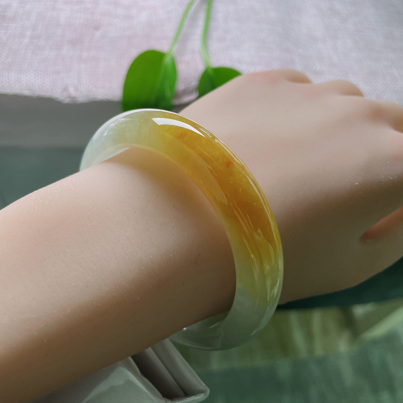 54.6/12.7/8.3，黄翡正圈，腕上生秋，内有乾坤。是落日熔金，也是晨光熹微。ss49592a..