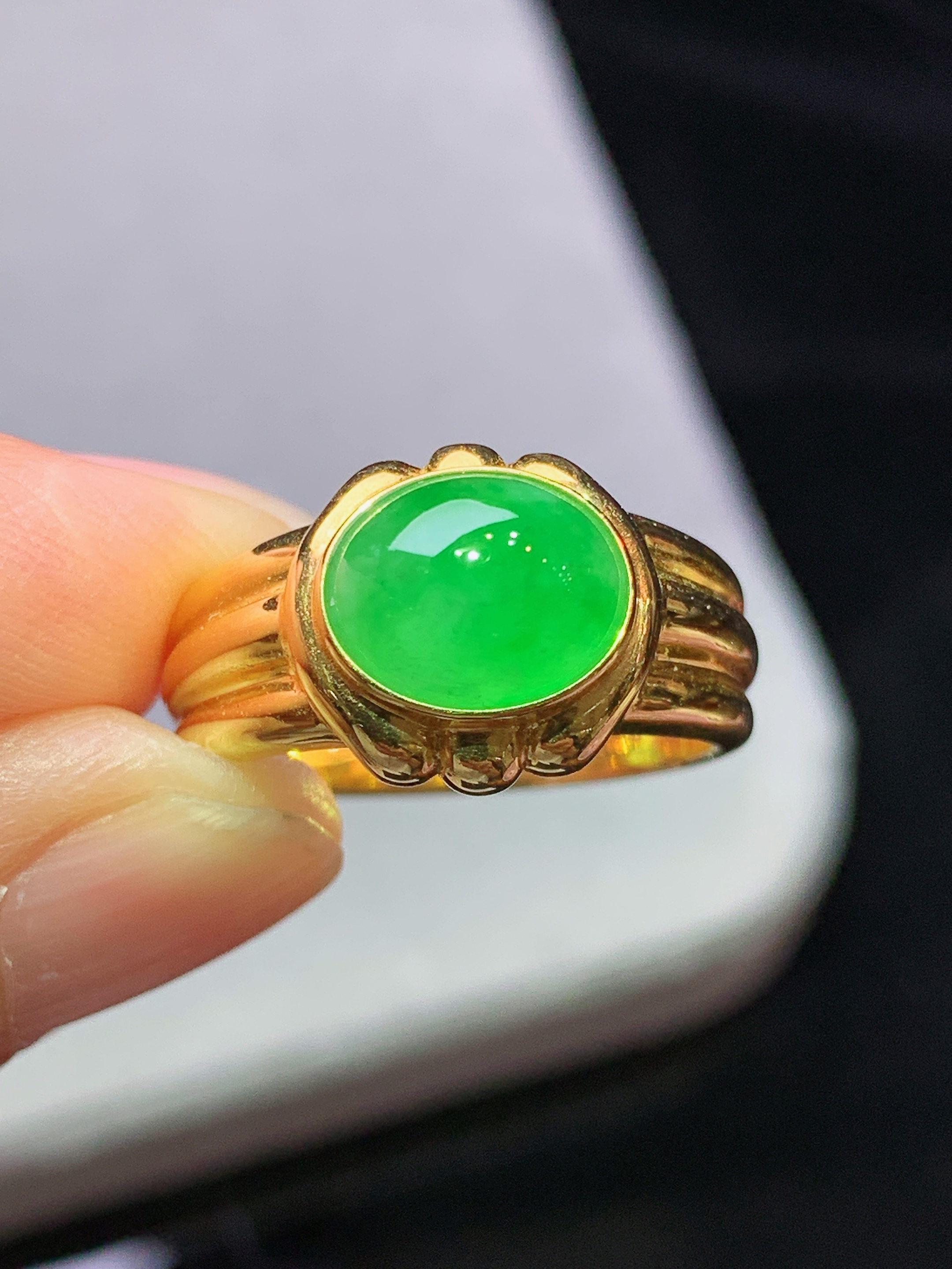 18k金镶嵌冰阳绿蛋面戒指 玉质细腻 色泽艳丽清新 水润亮眼 圈口15 裸石尺寸9.8*7.8*4.8m5