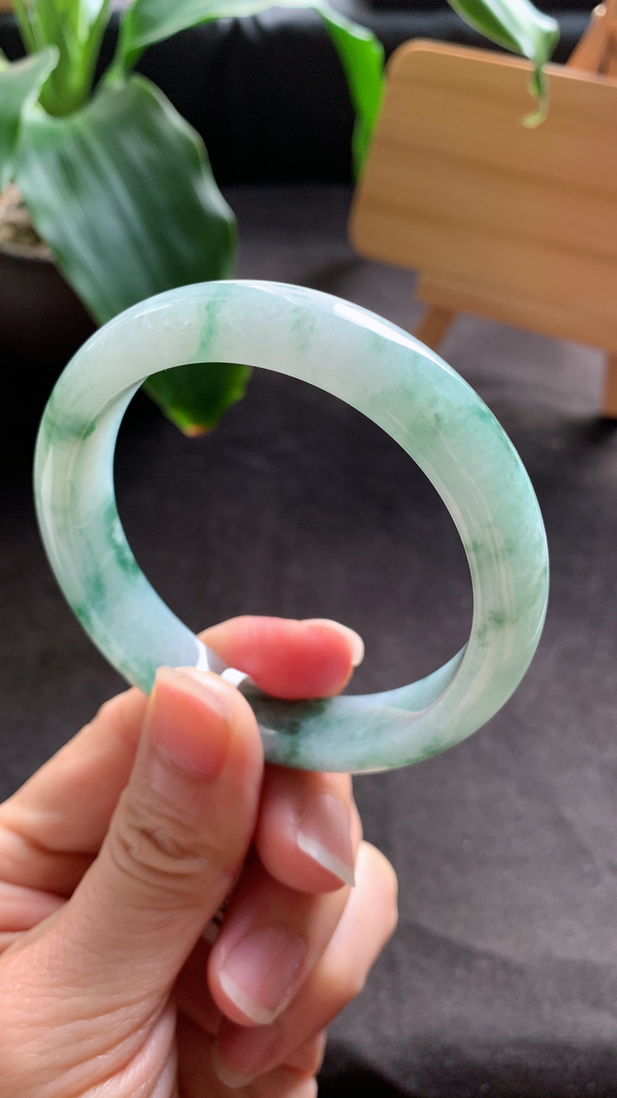 56圈口 天然A货翡翠飘花手镯 料子细腻 种水好