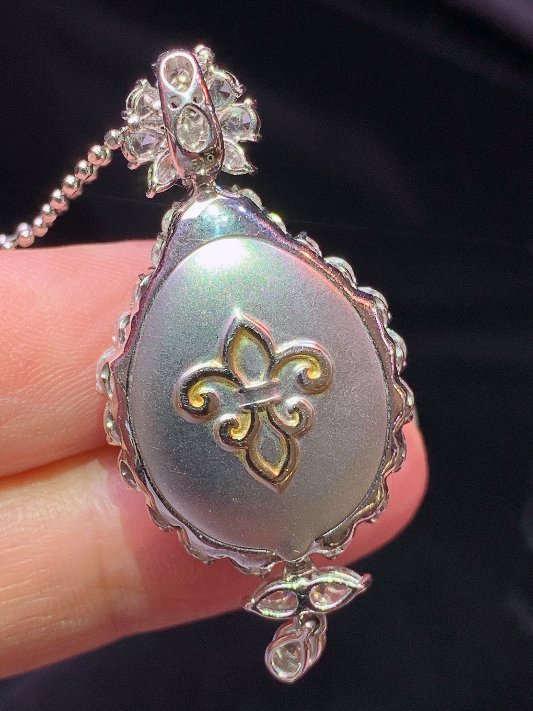 18k金钻镶嵌冰阳绿蛋面吊坠 玉质细腻 色泽艳丽清新 水润亮眼 整体尺寸41.5*19.3*14t2