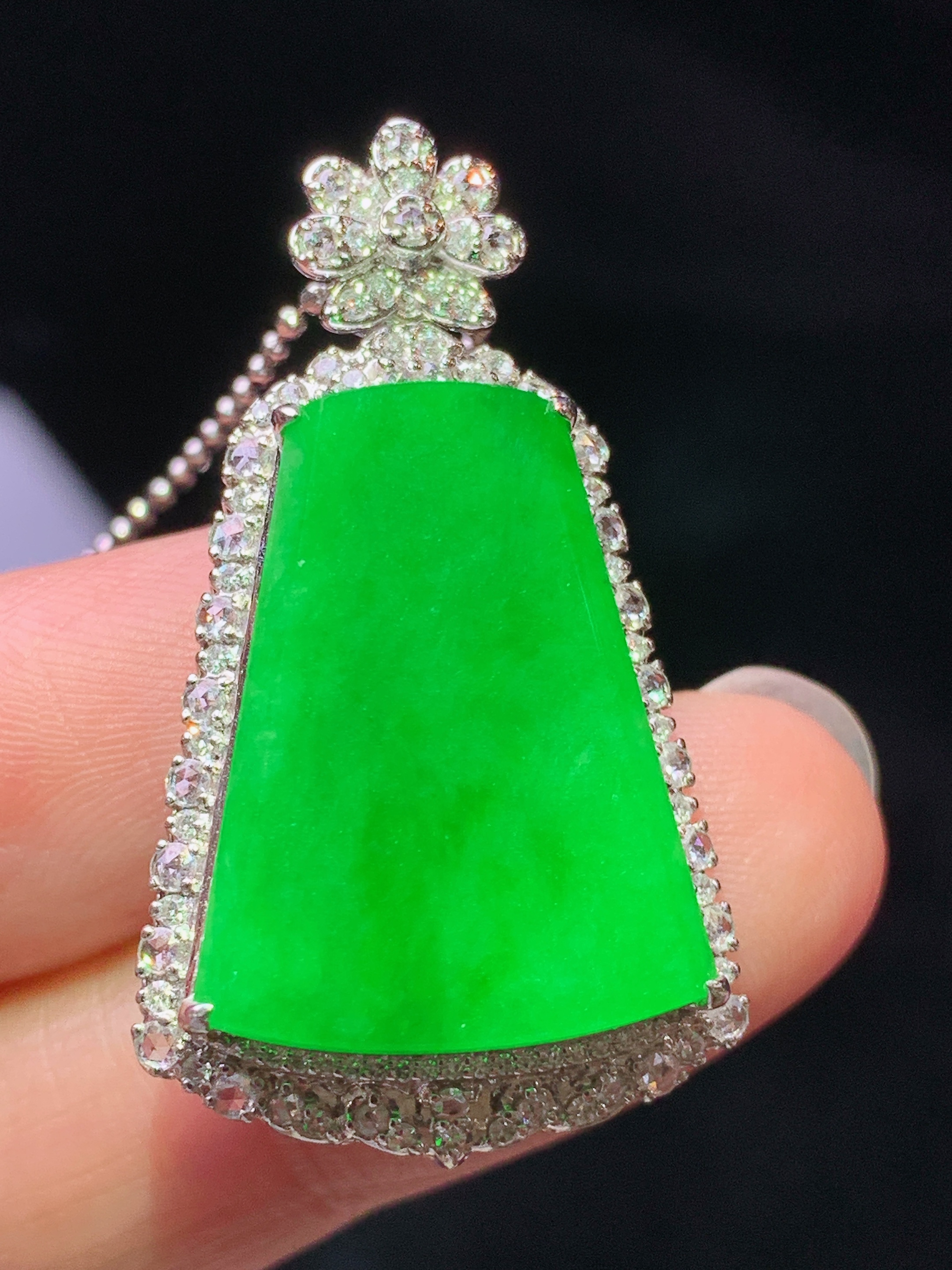 18k金钻镶嵌阳绿无事牌吊坠 玉质细腻 色泽艳丽清新 水润亮眼 整体尺寸36*20.5*9.5h2