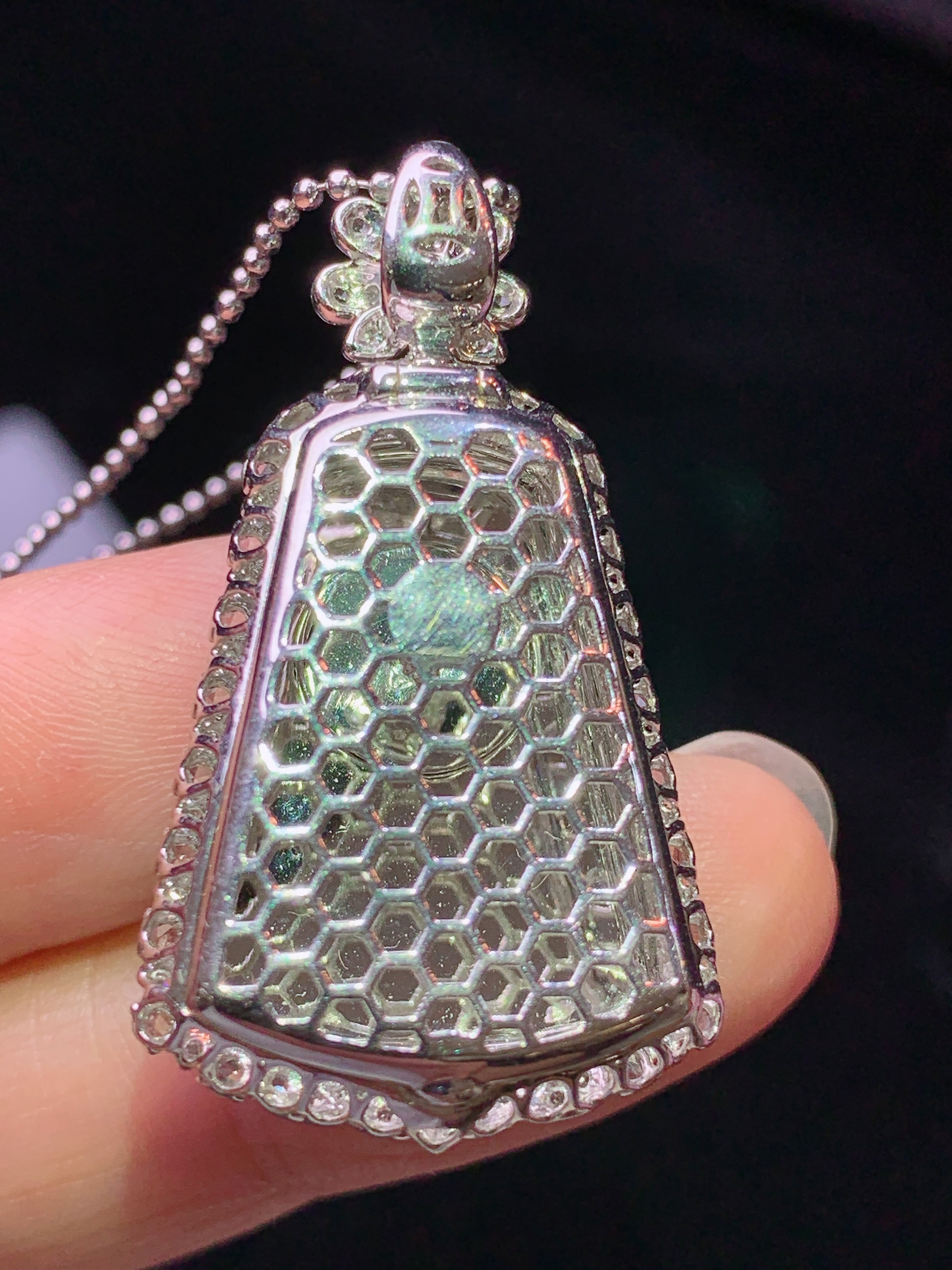 18k金钻镶嵌阳绿无事牌吊坠 玉质细腻 色泽艳丽清新 水润亮眼 整体尺寸36*20.5*9.5h2