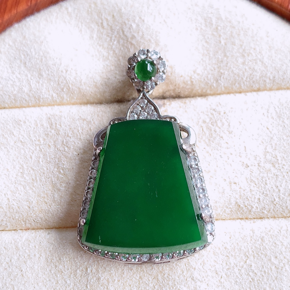 冰润飘绿无事牌翡翠吊坠，平平安安，万事如意，沁人心脾，清秀高雅，925银饰镶嵌 W502.27  整