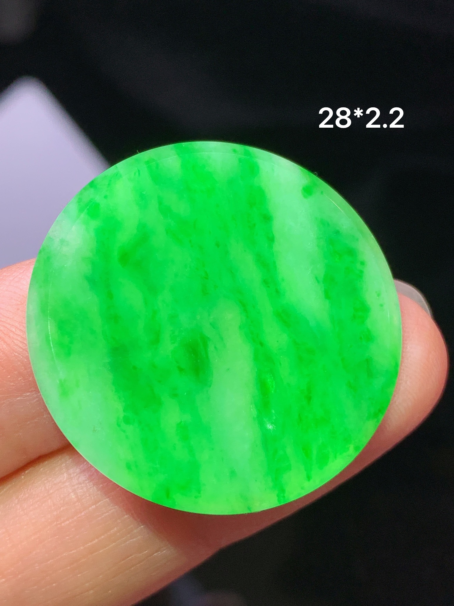 镶嵌款 阳绿圆牌吊坠 玉质细腻 色泽艳丽清新 水润亮眼 整体尺寸28*2.2m2