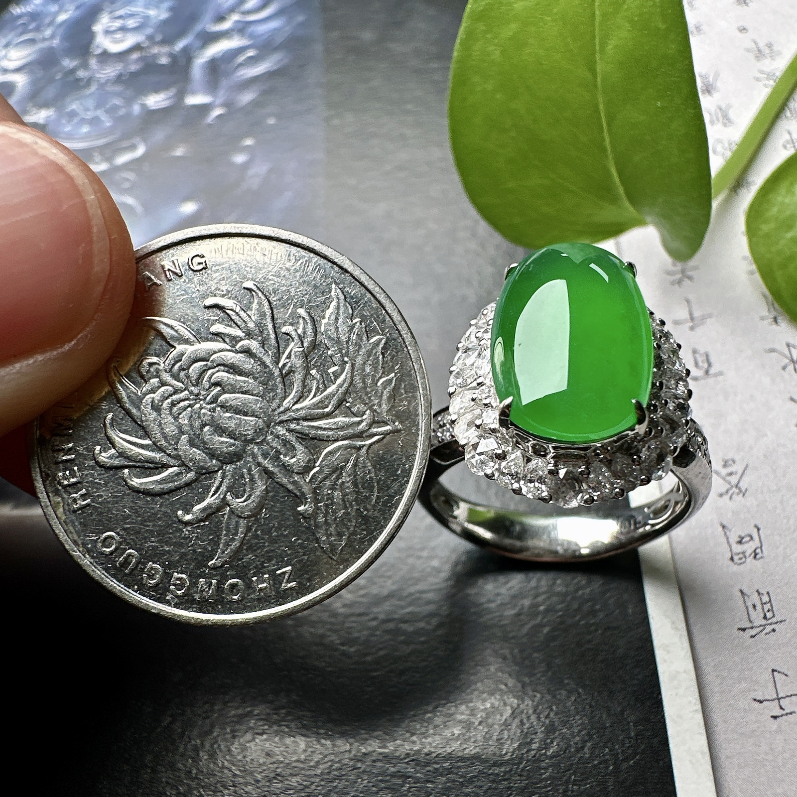 【冰种满绿蛋面戒指】质地均匀细腻，冰润起光，胶感强烈，颜色娇艳，18K金钻精美镶嵌，裸石尺寸12.3*8.8*5.2毫米