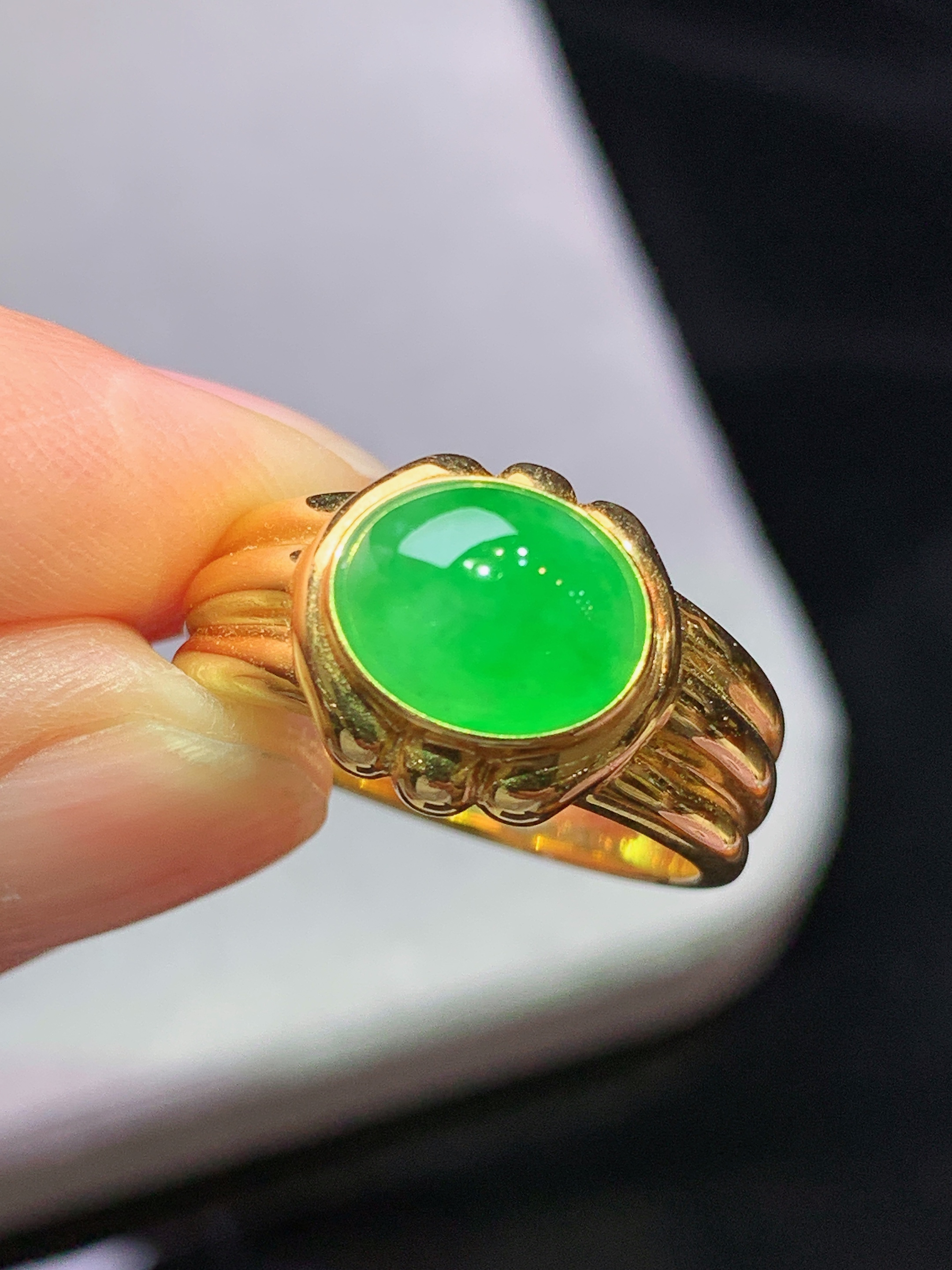 18k金镶嵌冰阳绿蛋面戒指 玉质细腻 色泽艳丽清新 水润亮眼 圈口15 裸石尺寸9.8*7.8*4.8m5