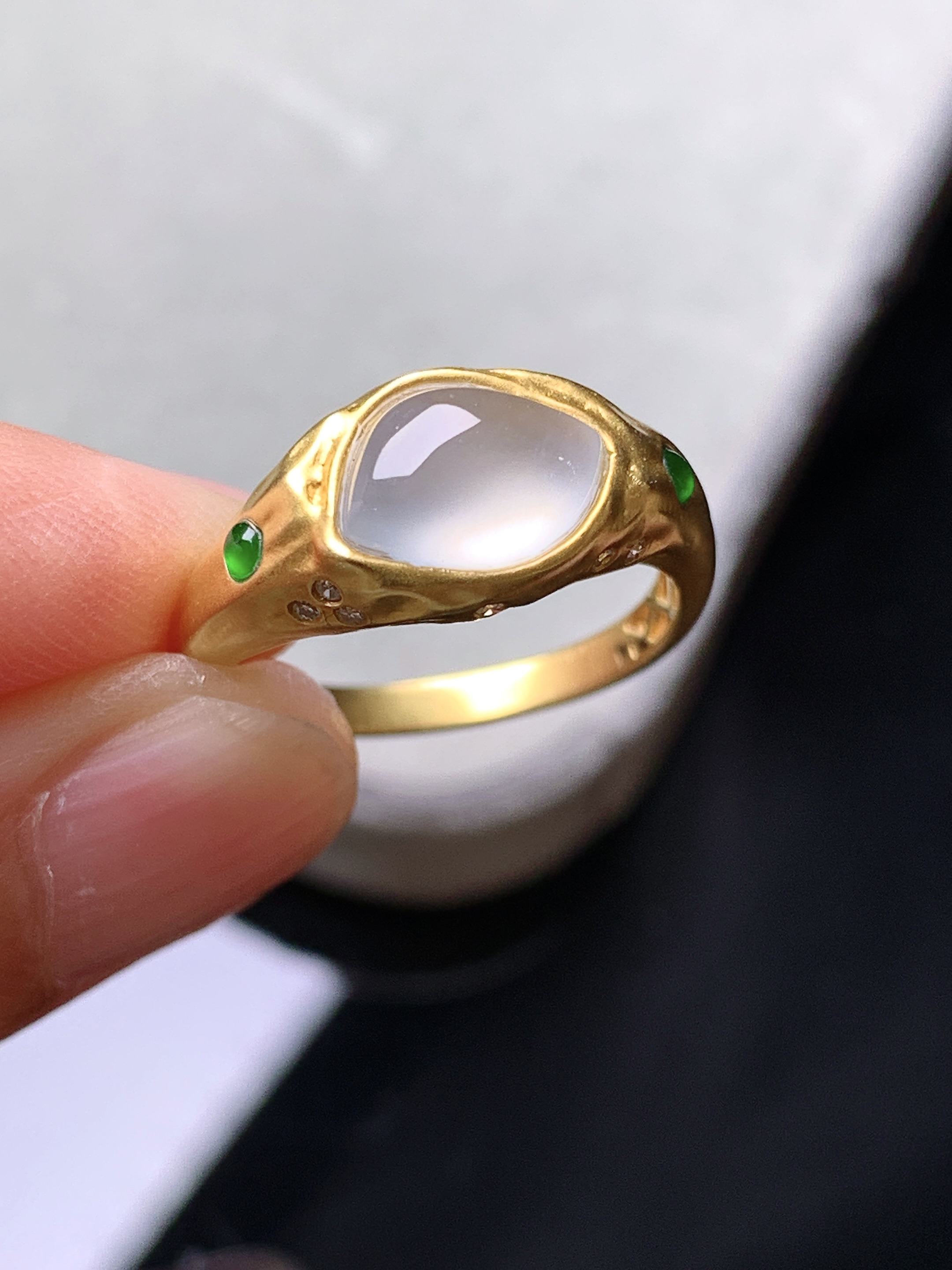 18k金镶嵌冰种蛋面戒指 玉质细腻 色泽艳丽清新 水润亮眼 圈口14 整体尺寸9*6.2*3.5x2