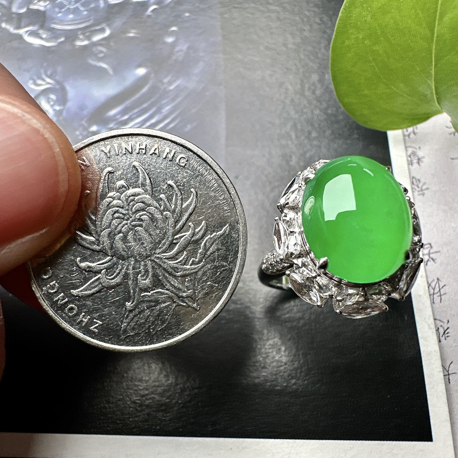 【冰种满绿蛋面戒指】阳绿色泽，质地均匀细腻，冰润起光，胶感强烈，颜色娇艳，18K金钻精美镶嵌，裸石尺寸12.8*10.4*6毫米