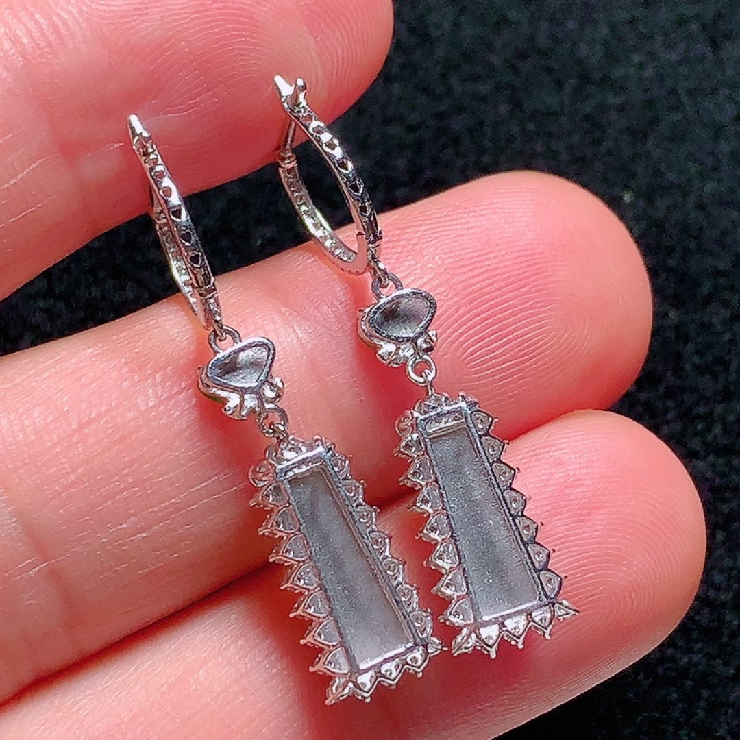 ️18k金镶嵌冰种正阳绿无事牌耳坠，色泽艳丽，种老水头好，又冰又润，饱满无裂：32.6/7.2/4.7mm裸石：12/4.9/2mm，编号