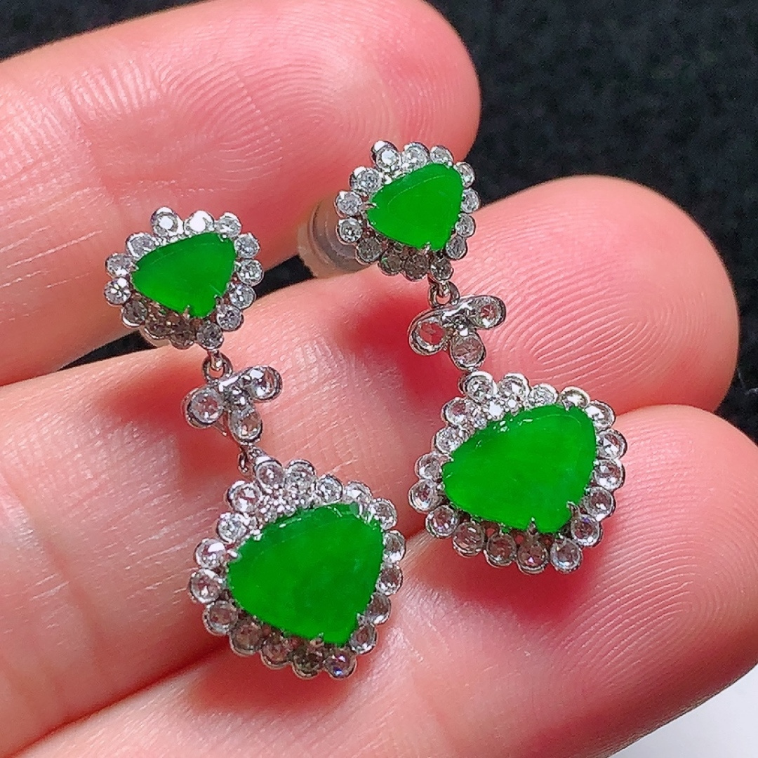 ️18k金镶嵌冰种阳绿水滴耳坠，种老水头好，又冰又润，饱满无裂：23mm裸石：5.6/7.8/1.