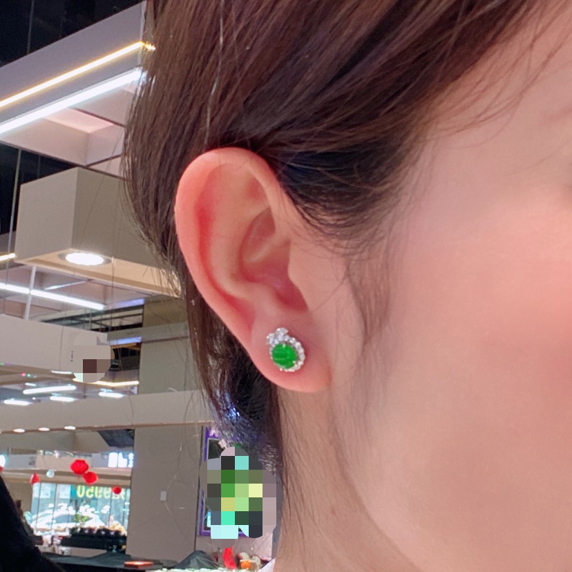 冰阳绿蛋面耳钉，色泽鲜亮，荧光感满满，18K金镶嵌，简约精致，尺寸如图一，实物更美～，5.9/5.3/9.8