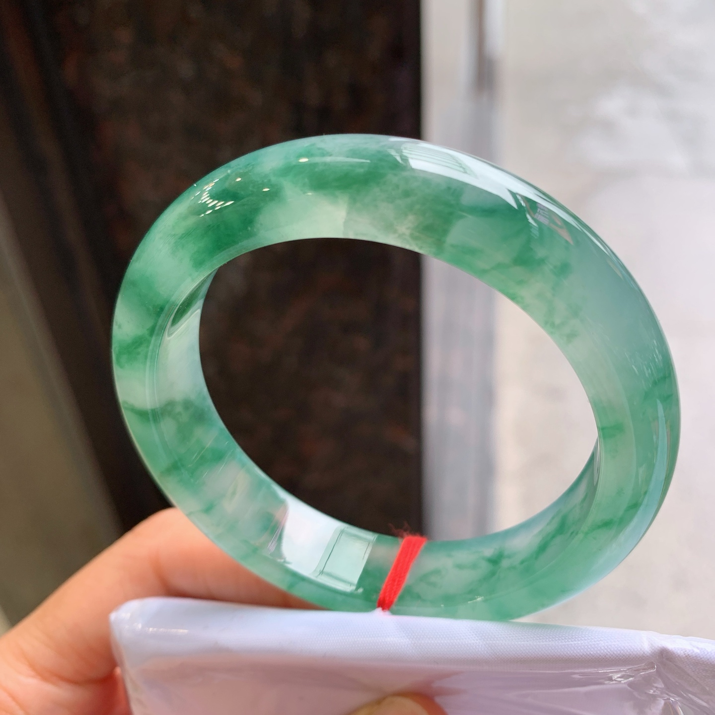 正圈冰种飘花，有纹、有裂，尺寸：55.5/12.9/8.7，花色漂亮