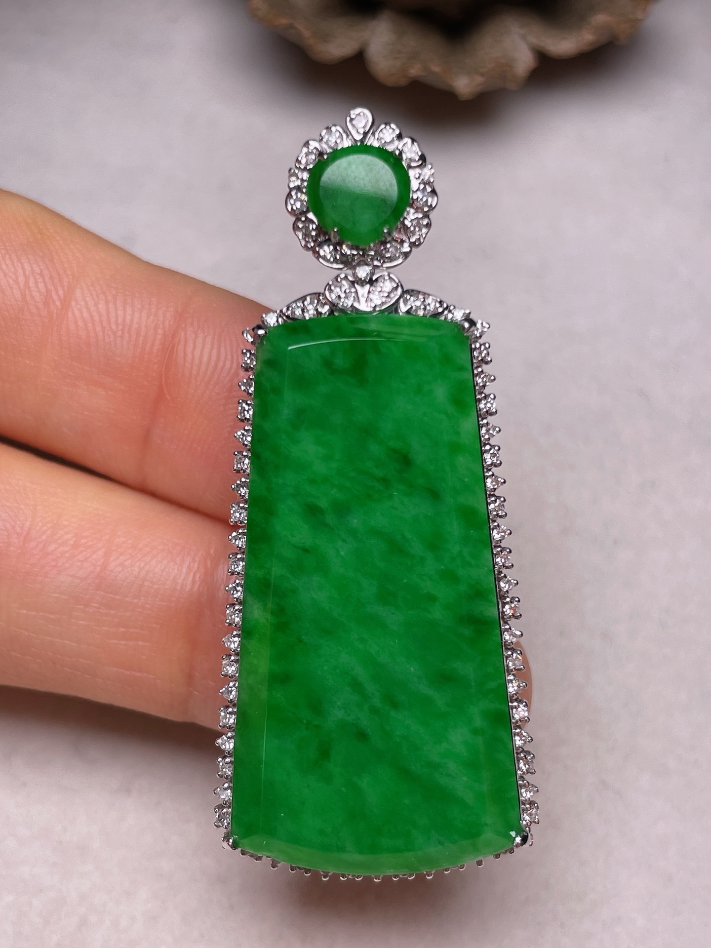 ️ 18k金镶无事牌，冰糯种满色，无裂，一手货源长48.3，裸石尺寸34.7/17.6/8.1含金