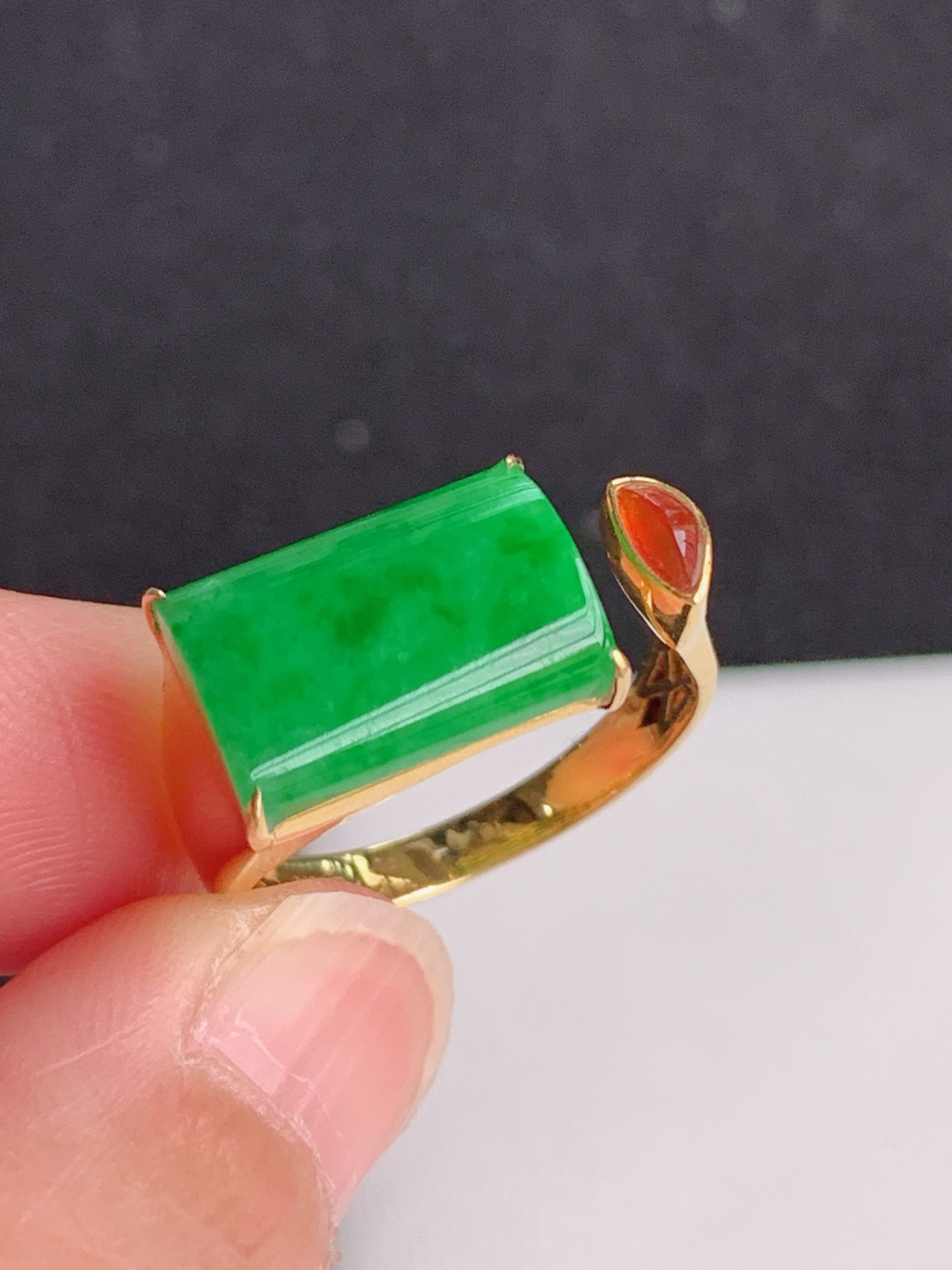 ️，18k镶嵌冰绿马鞍戒，无裂，裸石尺寸：12/9/8，圈口：16