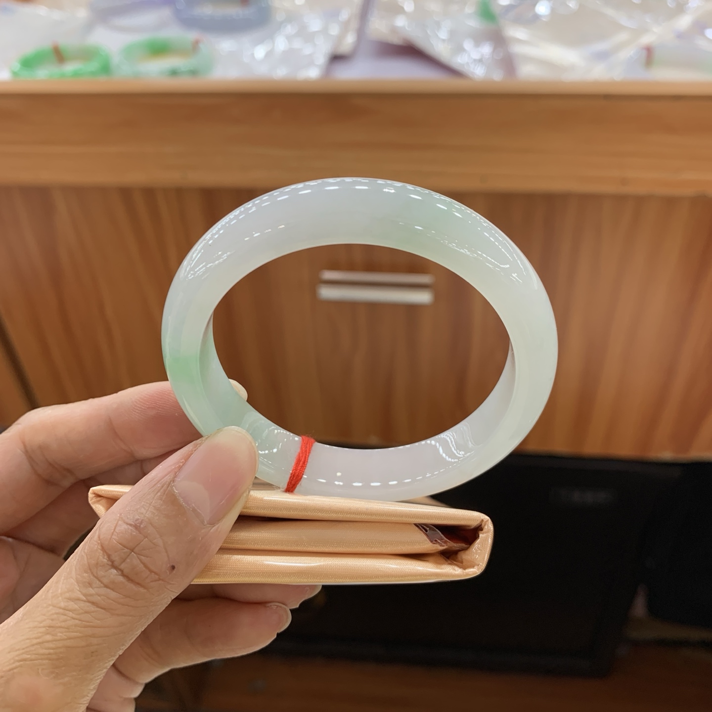 042818FN 飘绿正圈翡翠手镯 56-11.6-7.9