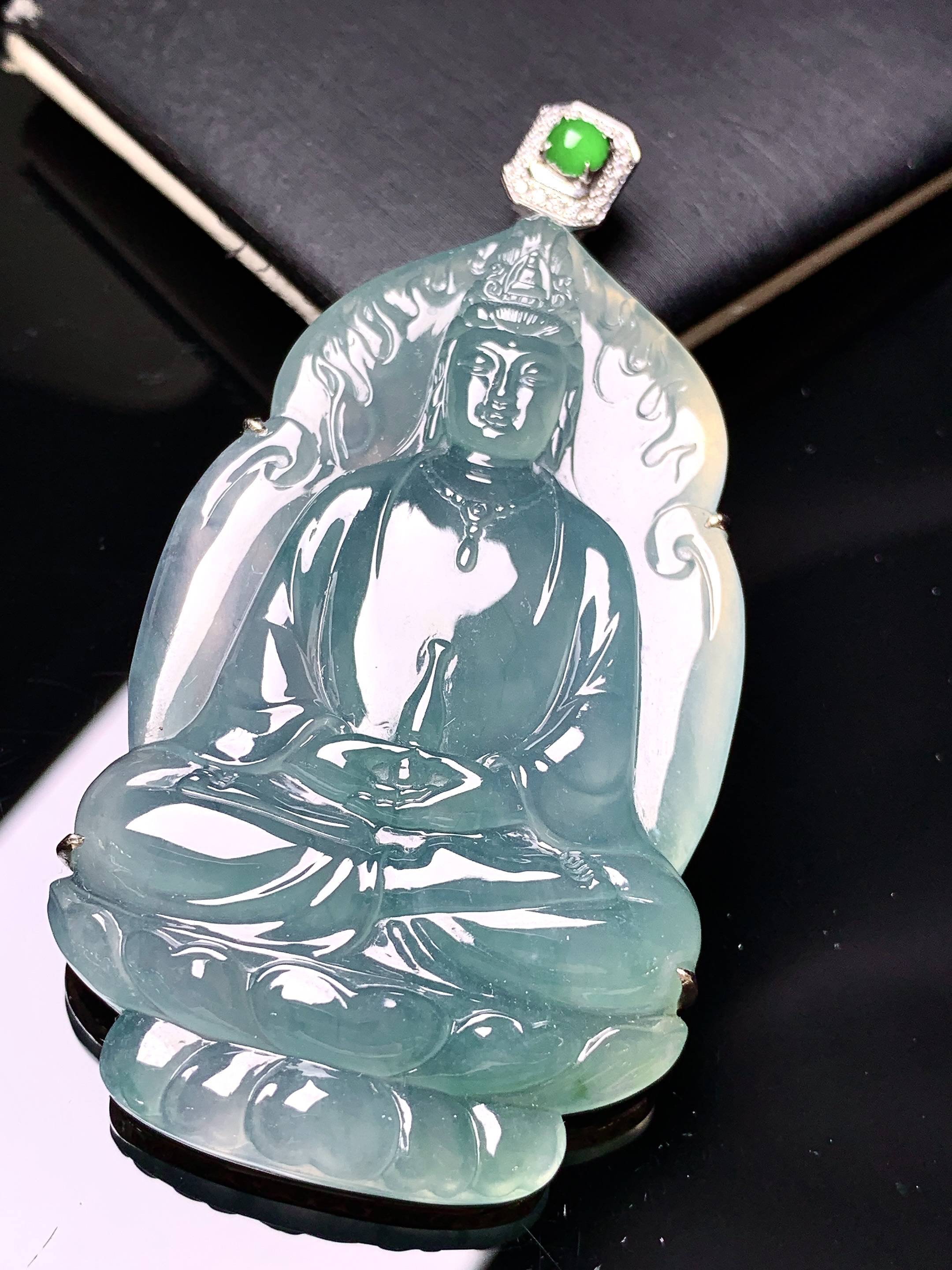 18k金钻镶嵌冰种蓝底观音菩萨吊坠 玉质细腻 色泽艳丽清新 水润亮眼 整体尺寸66.6*34*7.6y5