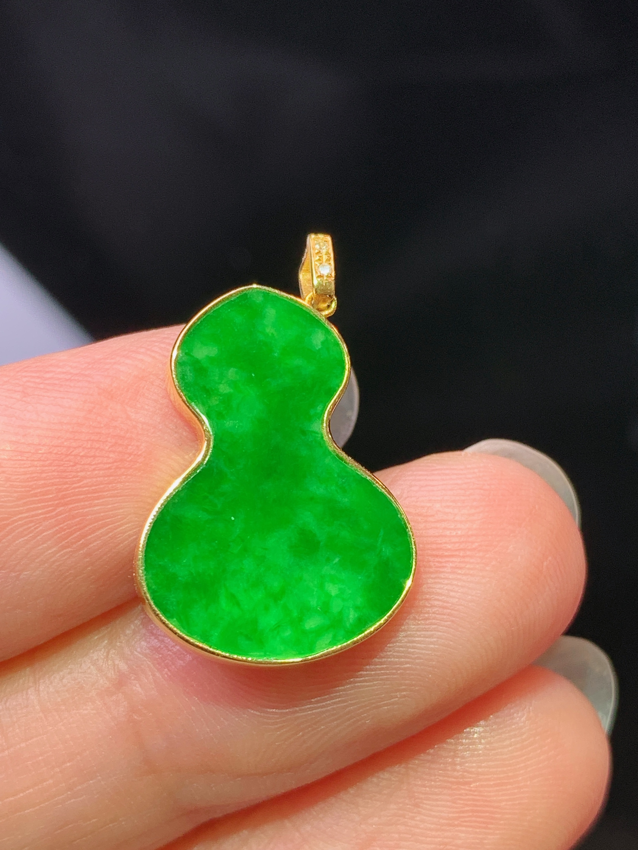 18k金镶嵌满绿葫芦吊坠 玉质细腻 色泽艳丽清新 水润亮眼 整体尺寸22.5*13.8*2.2L4
