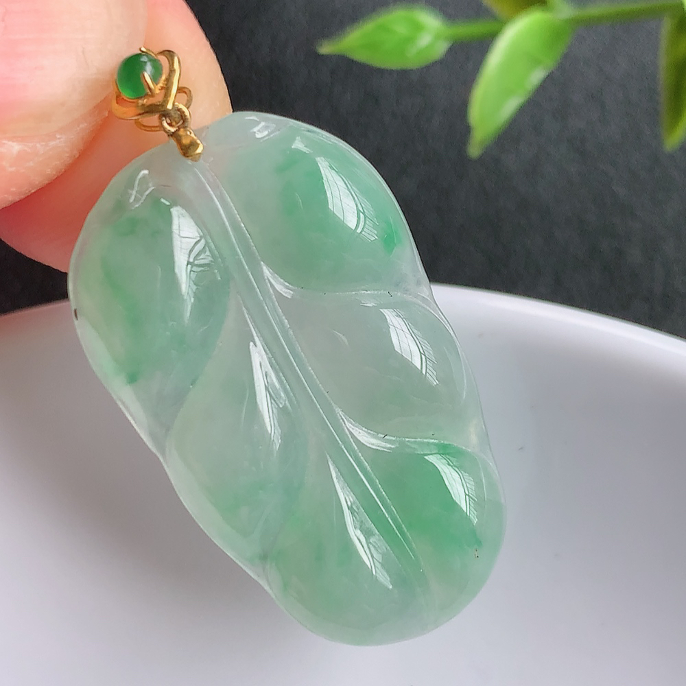 18k金扣冰润飘绿金枝玉叶翡翠吊坠  老种起胶感  飘花灵动  寓意“金枝玉叶，大业有成，一夜成名”