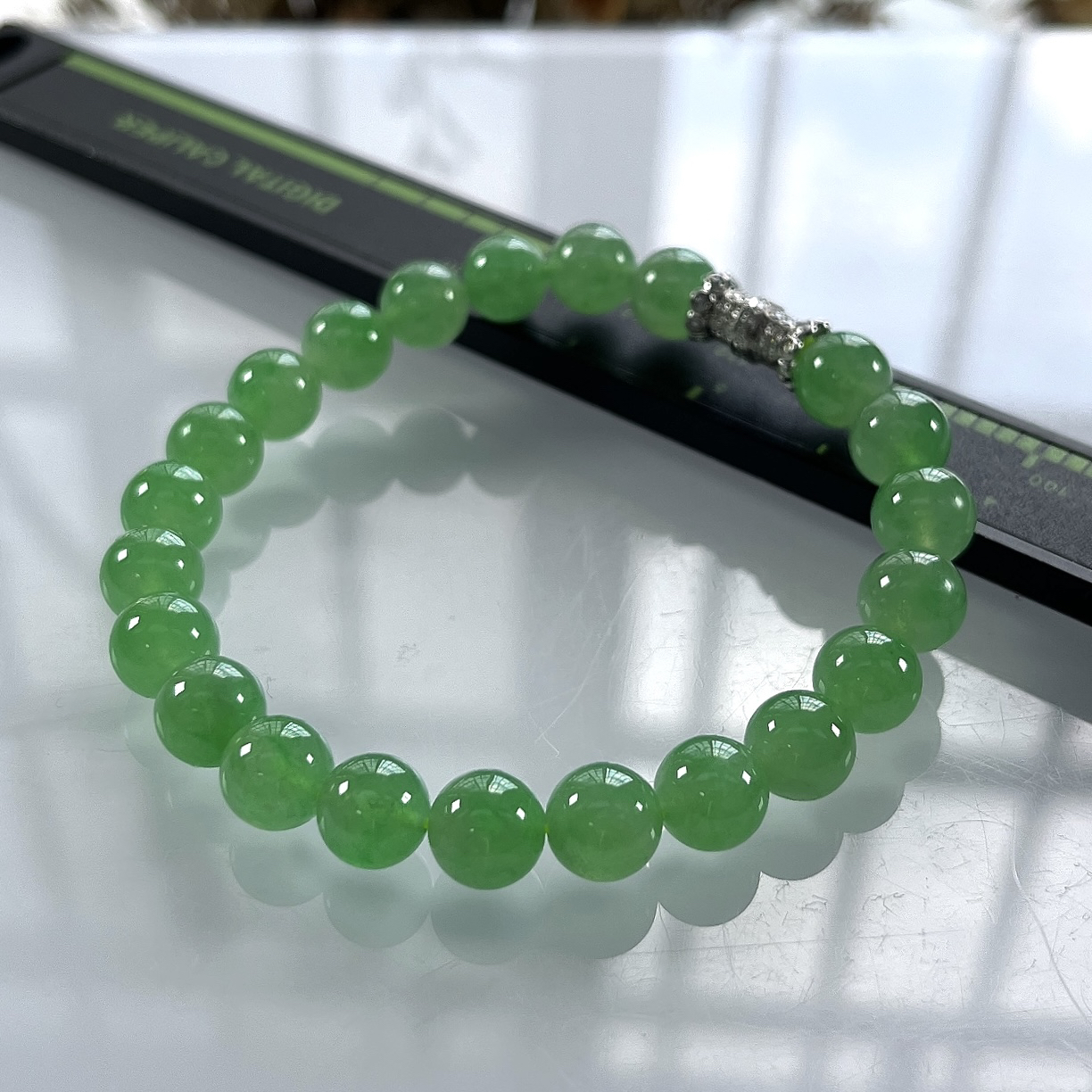 收藏传承级别，缅甸天然翡翠A货，卡8高冰起胶满绿晴阳绿圆珠手串手链，尺寸：8mm/22颗，长度185mm，重量：20.82g，18K金伴钻扣头镶嵌。