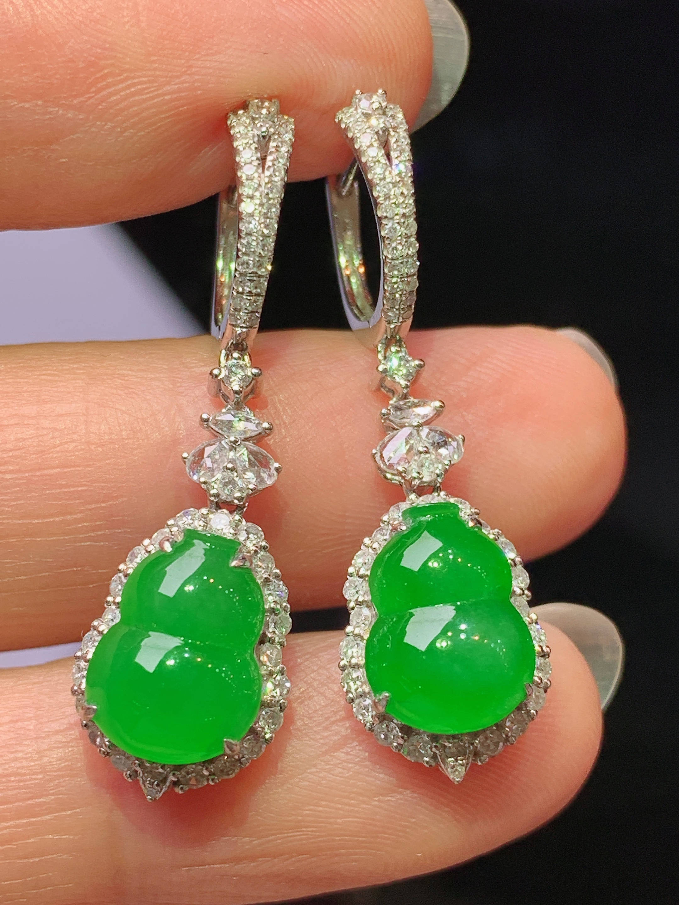 18k金钻镶嵌满绿葫芦耳坠 玉质细腻 色泽艳丽清新 水润亮眼 整体尺寸32.2*9.8*6.8h1
