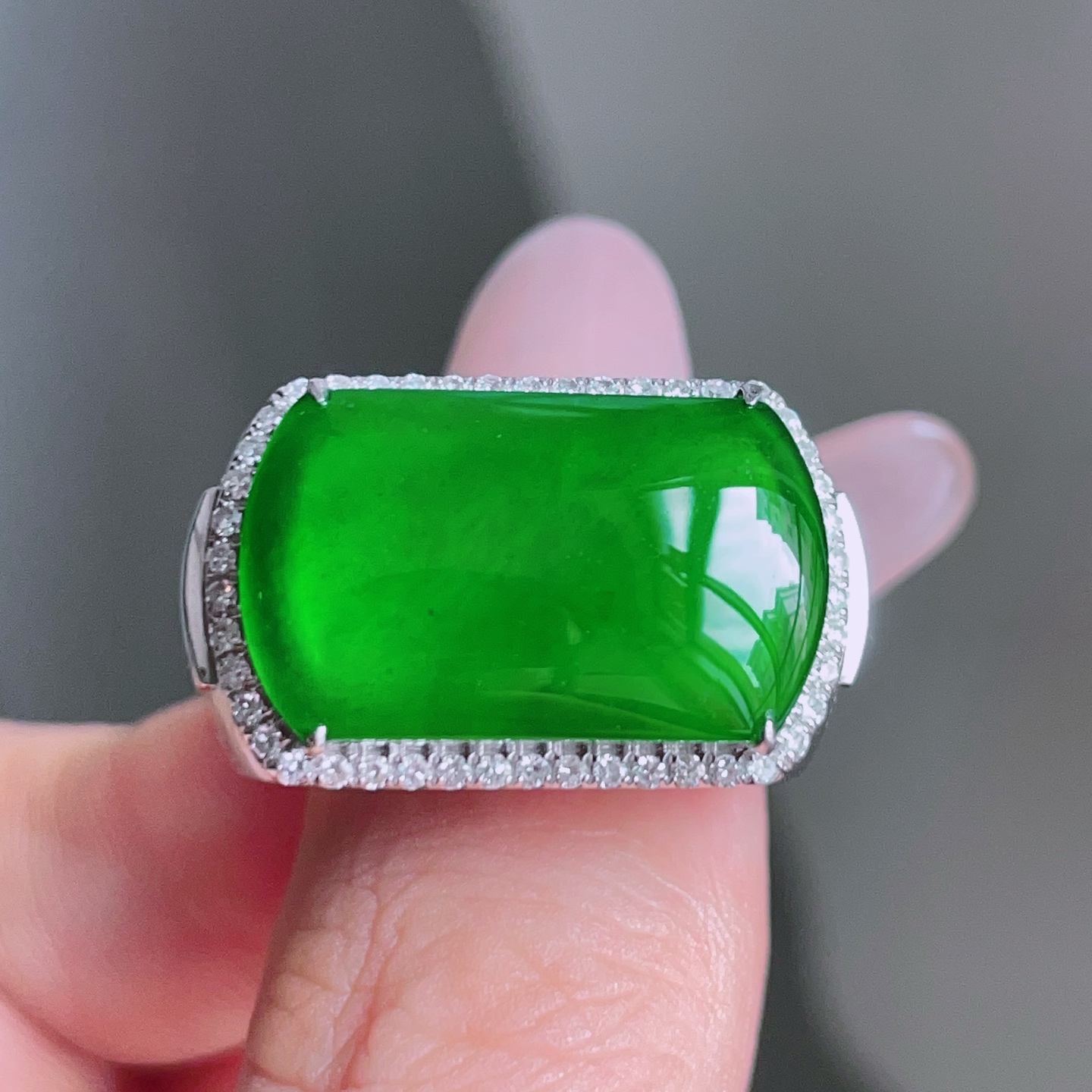 ️ 冰辣绿马鞍戒指，色泽浓郁，种老水润，18k金镶嵌，裸石 19.3/11.8，圈口 18