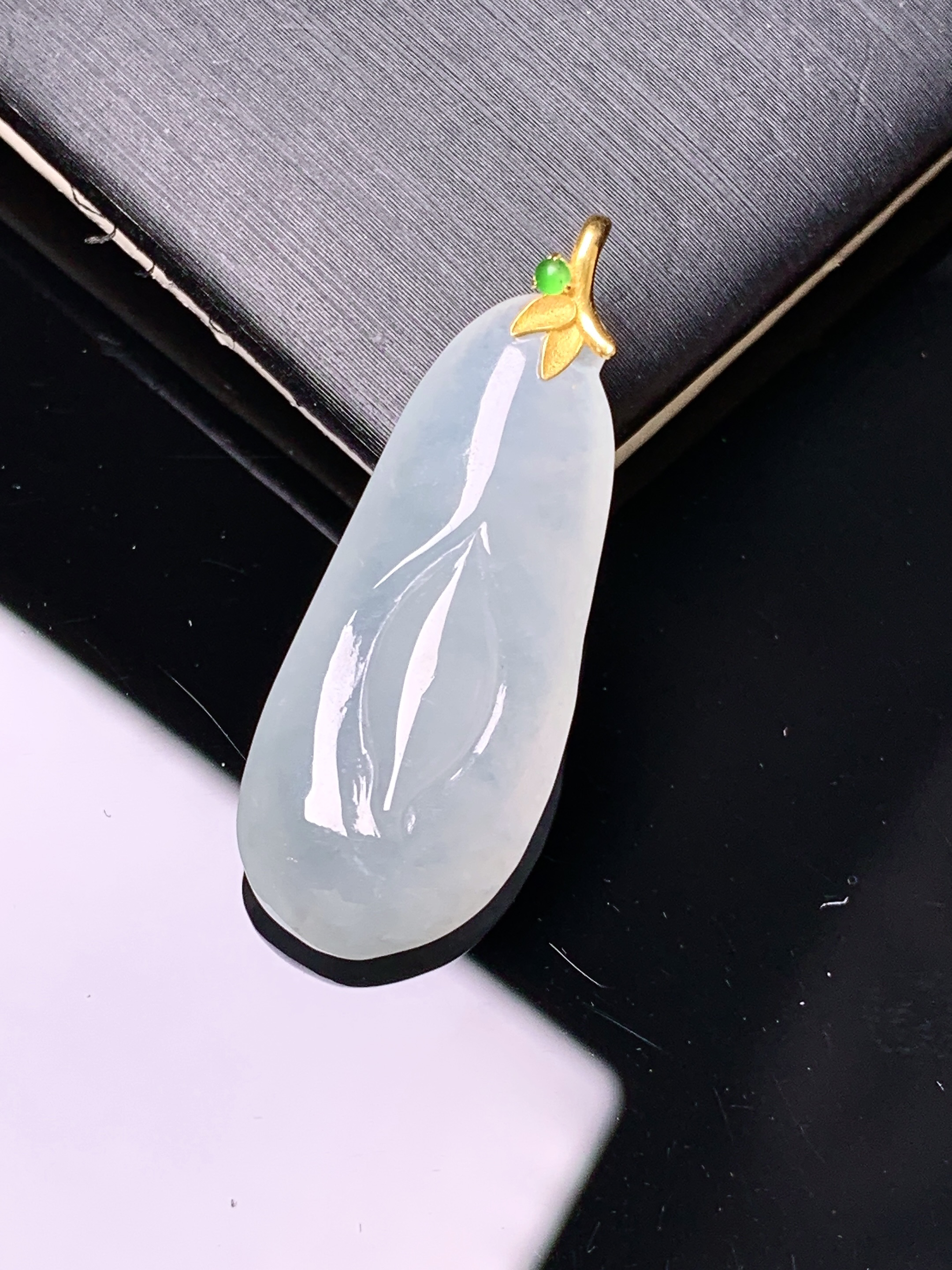 18k金镶嵌冰种花蕾吊坠 玉质细腻 色泽艳丽清新 水润亮眼 整体尺寸32.2*12.2*6.5c1