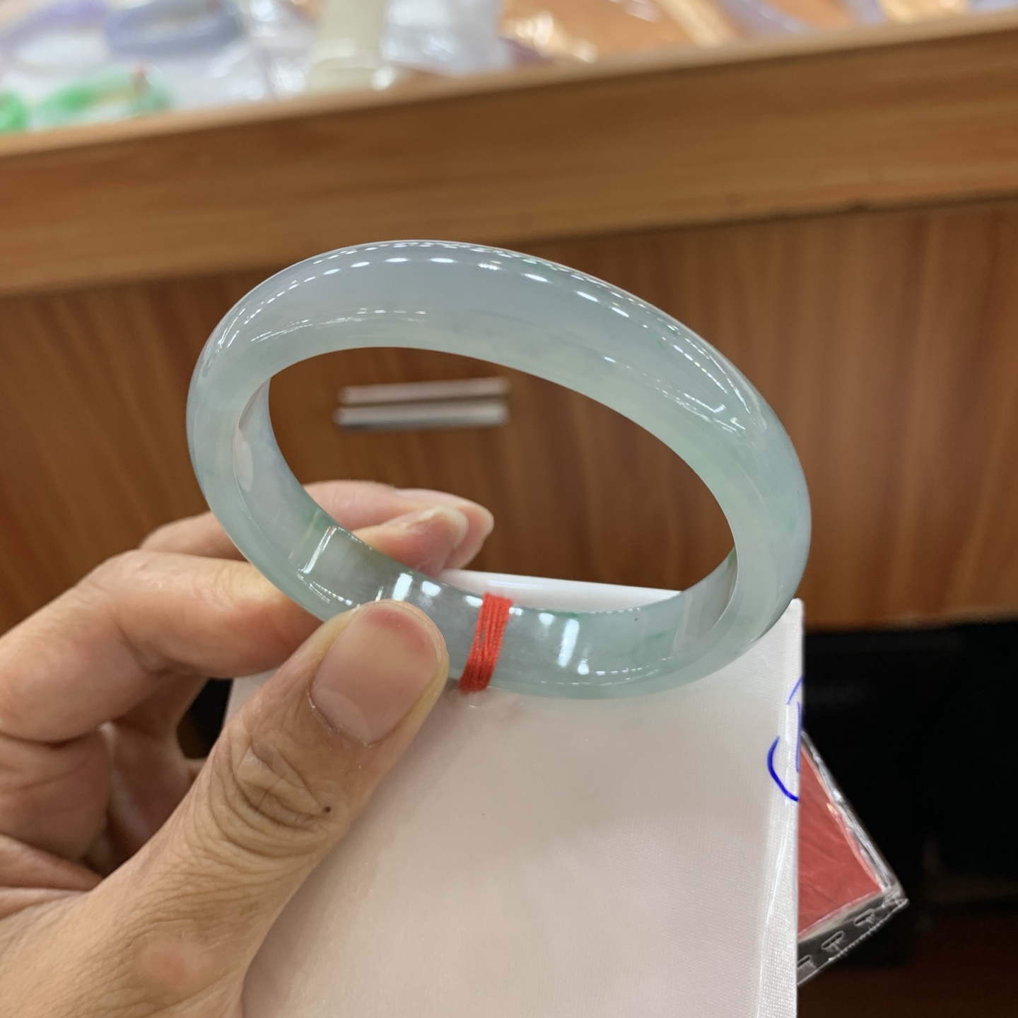 042812FN，冰蓝飘绿花贵妃翡翠手镯，54-46-11.3-6.8