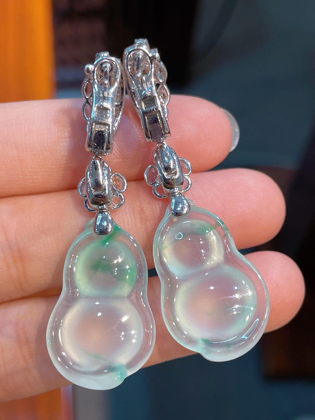 冰绿葫芦耳坠，无裂，18k金镶嵌，尺寸25.3/16.7/6.9，编号25.3-16.7-6.9-52.3-16.7-6.9