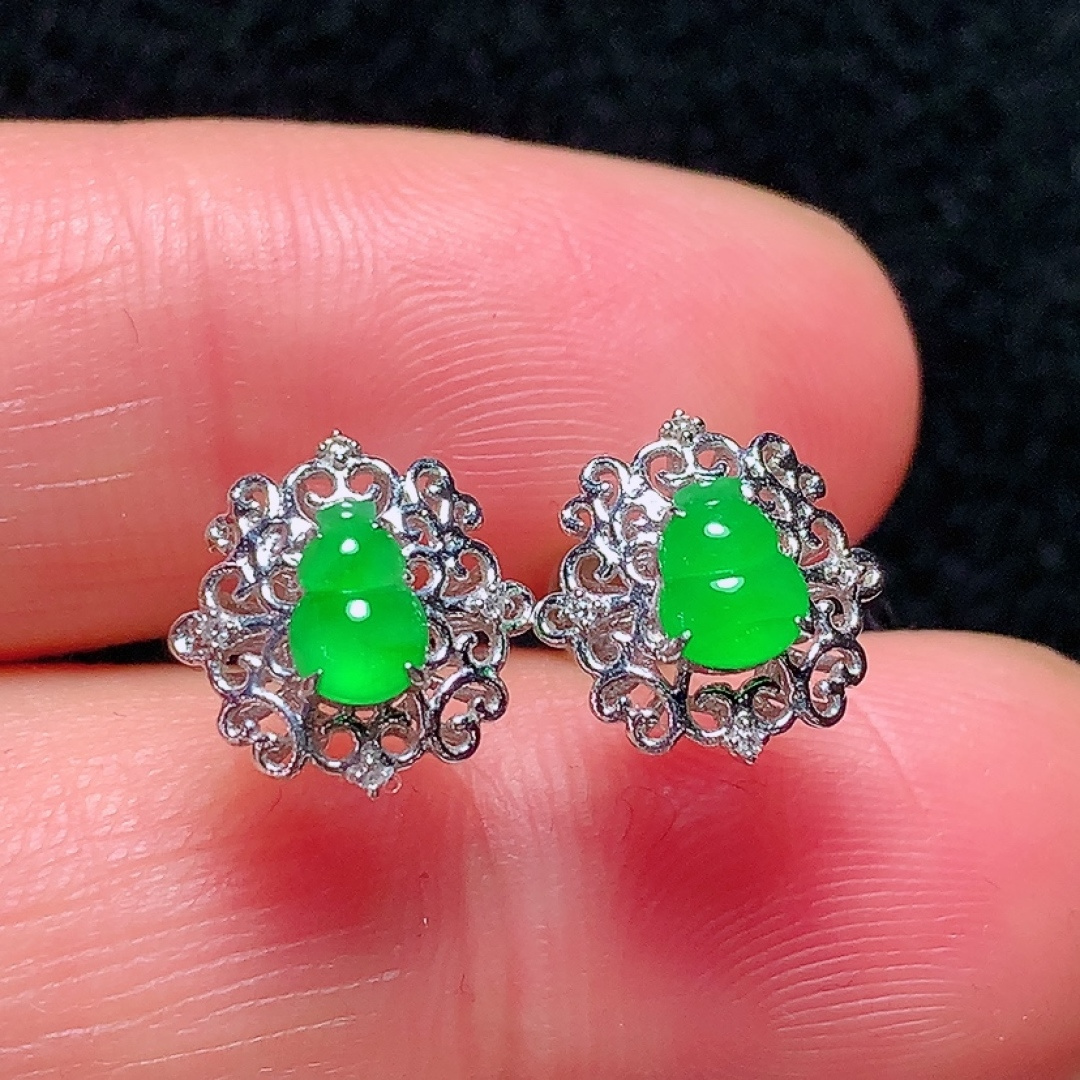 ️18k金镶嵌冰种阳绿葫芦耳钉，种老水头好，又冰又润，饱满无裂：10.4/10.2/5.4mm，裸石：5.5/3.7/2.3mm，编号