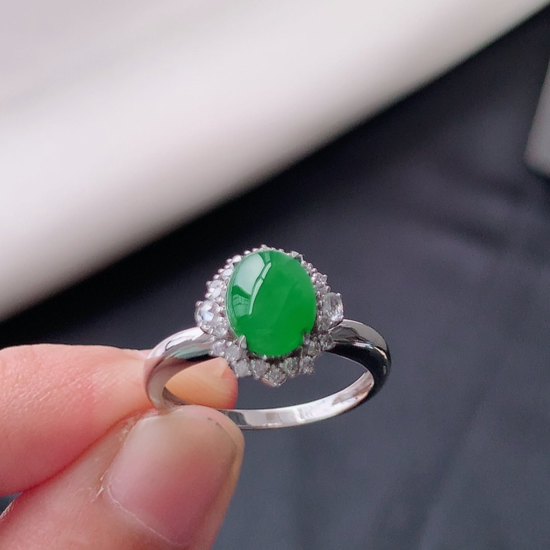 冰阳绿女戒。莹莹青翠，种老无裂水润，佩戴温婉优雅，货号79428，7.7/6.1/2.2